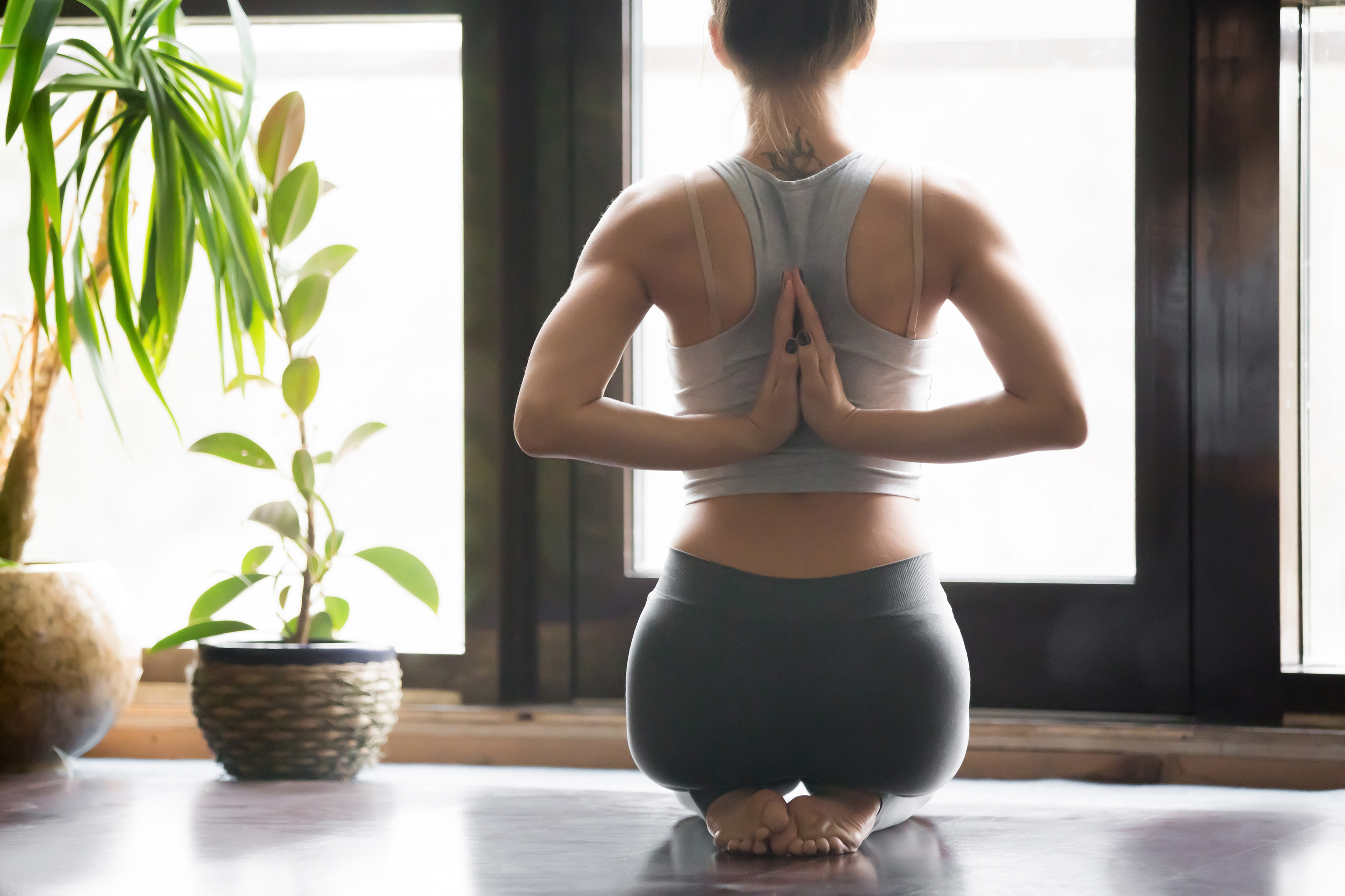 Posesión pómulo Lada Por qué es bueno para la espalda hacer yoga por las mañanas | Vida Saludable