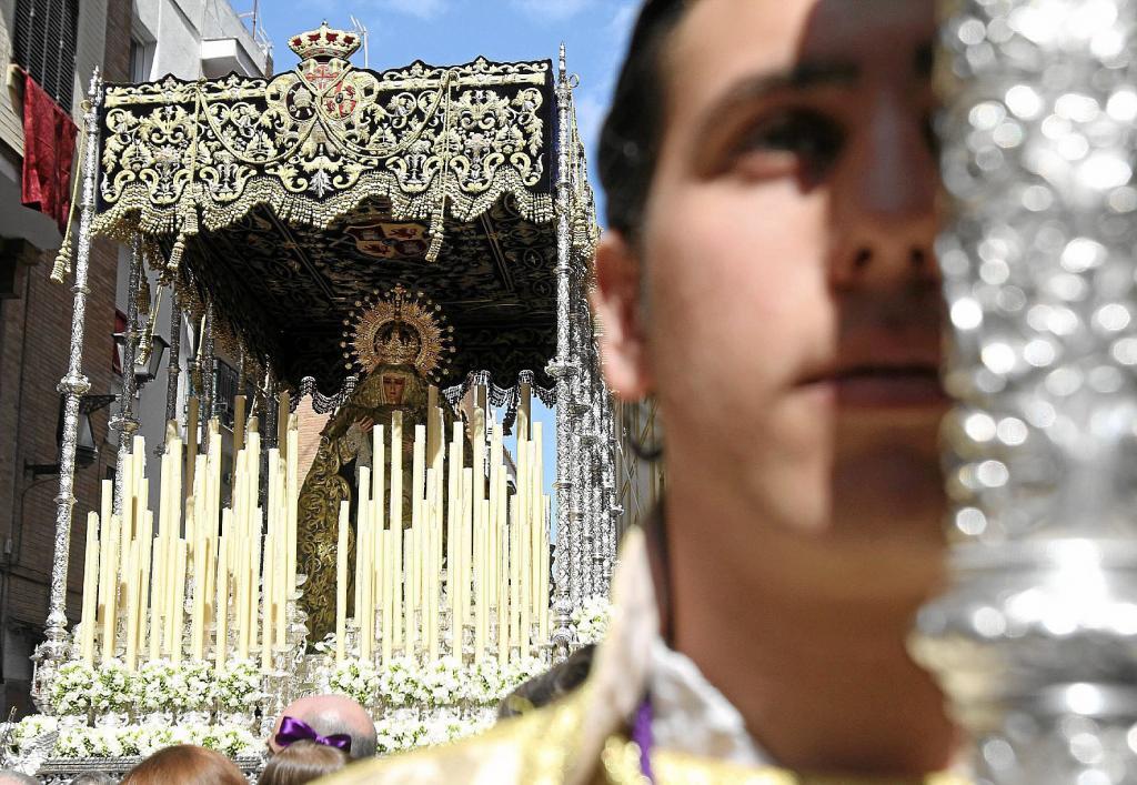 La Exaltacin, a su salida de Los Terceros, el Jueves Santo de Sevilla.