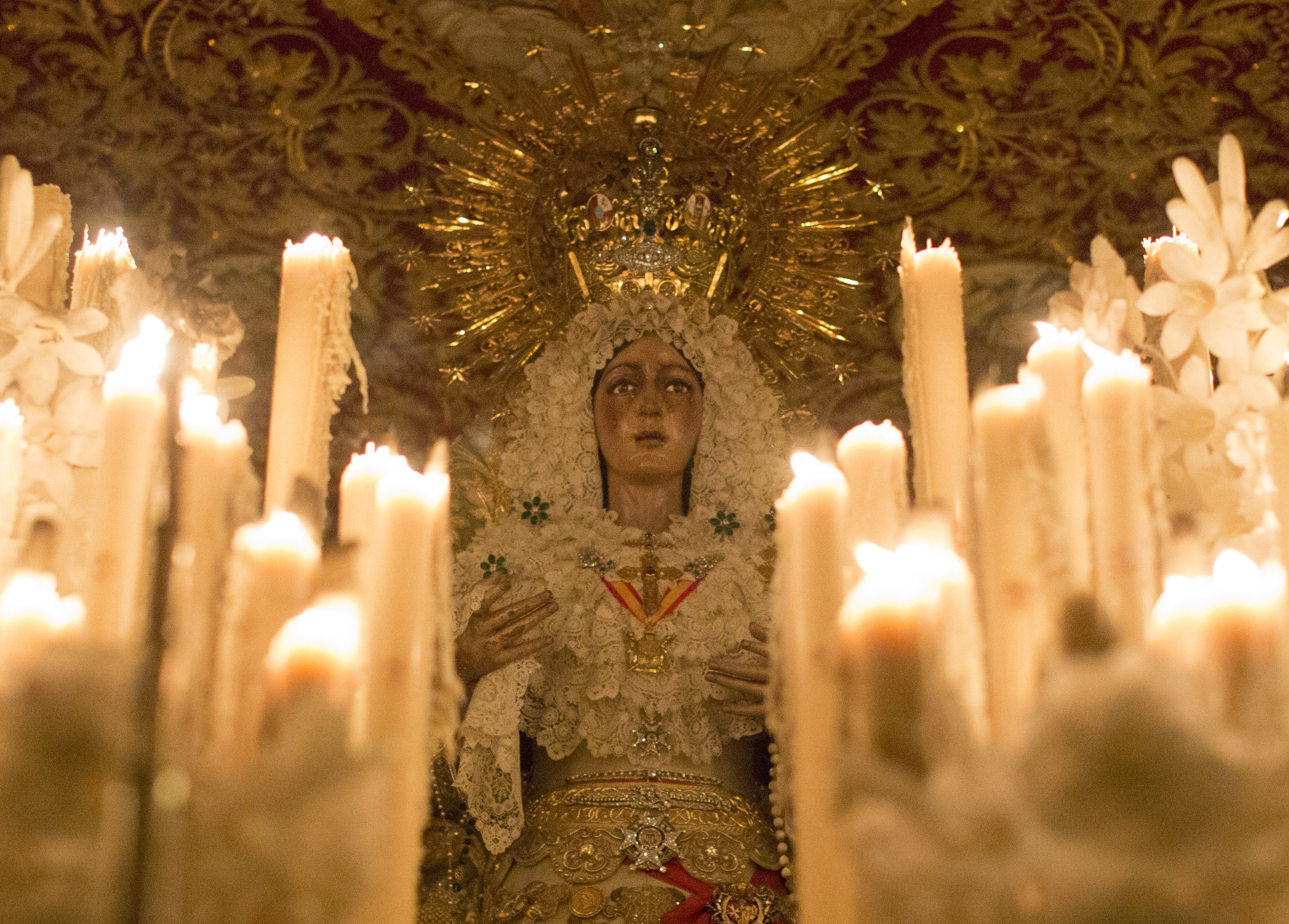 La Virgen Esperanza Macarena, en la Madug de la Semana Santa de Sevilla