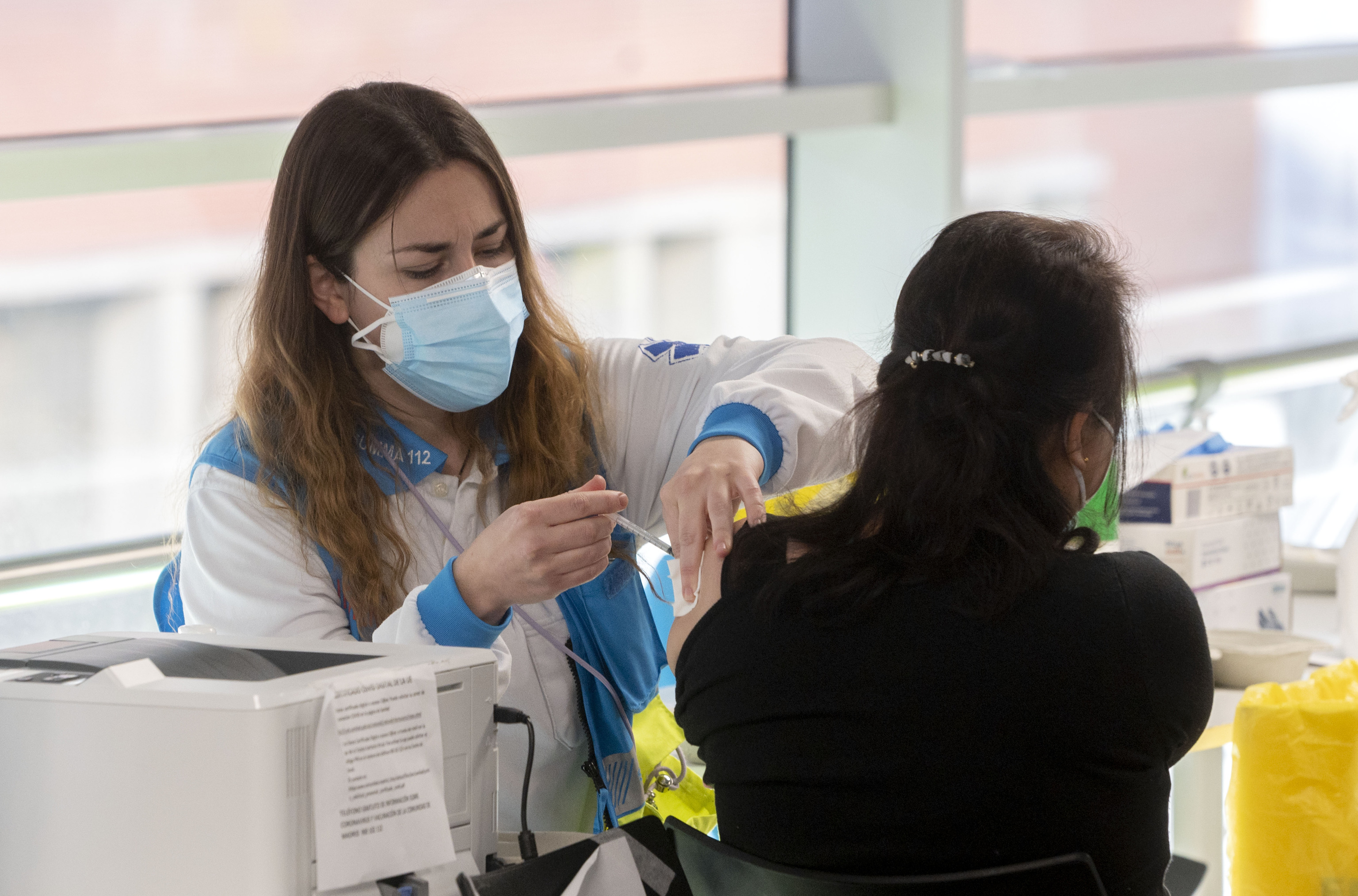 Una mujer recibe la tercera dosis de la vacuna contra el Covid en el WiZink Center de Madrid el pasado enero.
