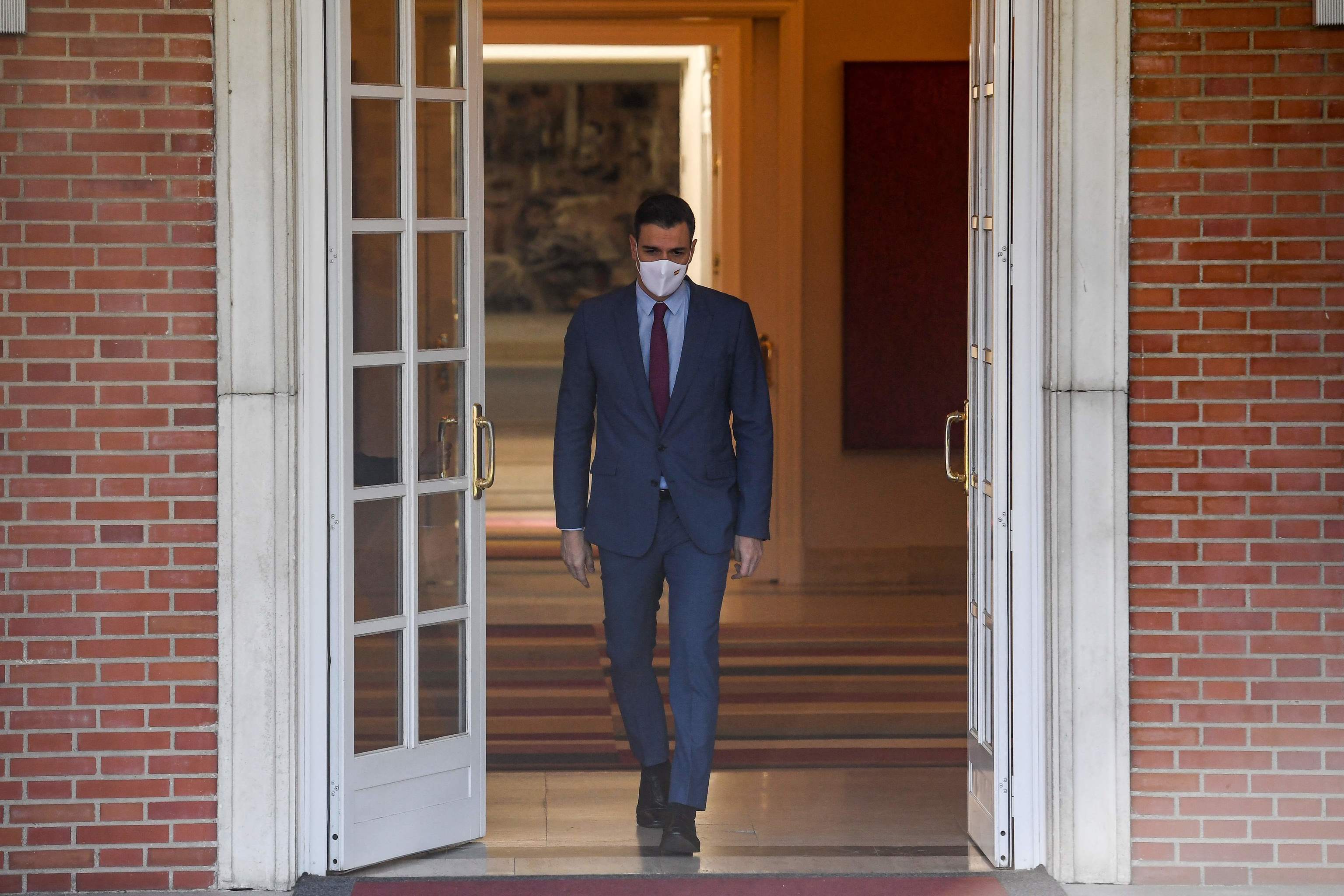 Pedro Sánchez sale a recibir al líder del PP a las puertas de La Moncloa.