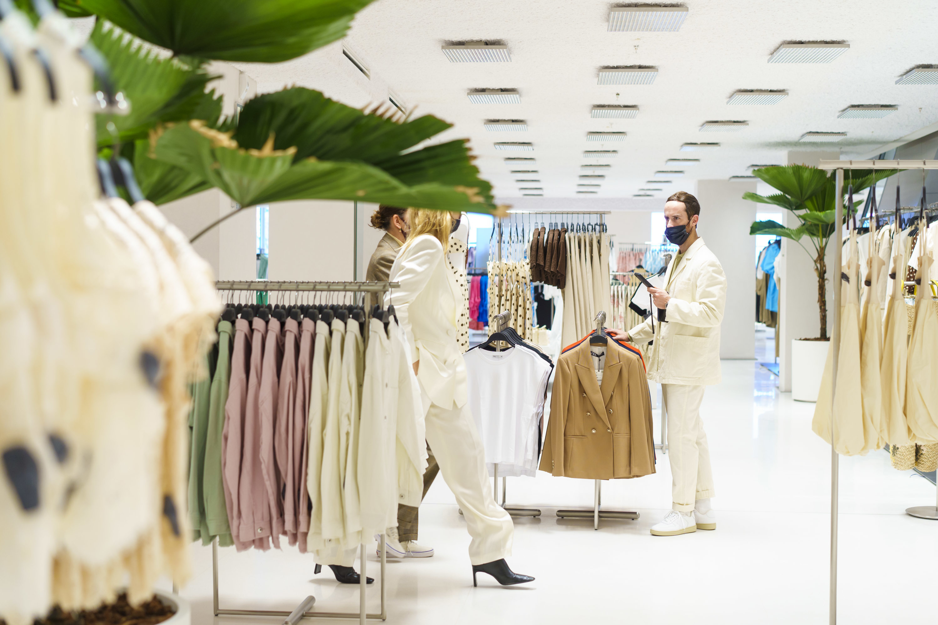 Sin colas y a la caza del turista: así es el Zara más grande del mundo,  la primera apertura de la era de Marta Ortega