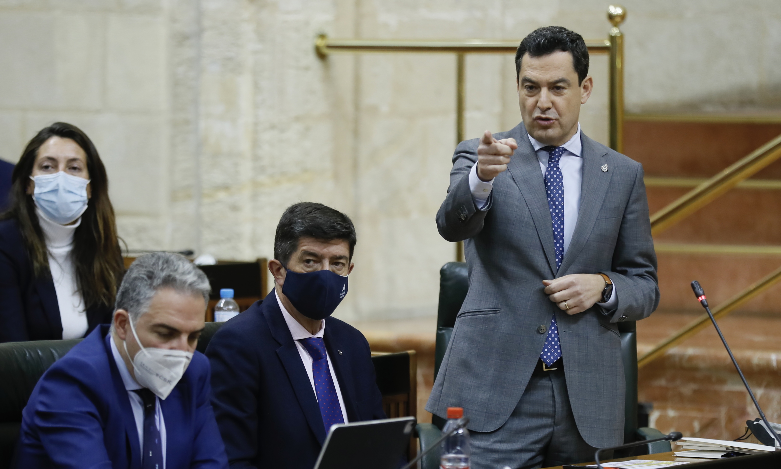 El presidente de la Junta, Juanma Moreno, durante su intervención este jueves en el Parlamento.