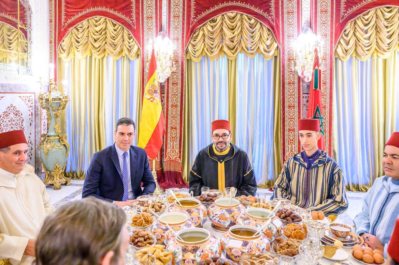 Mohamed VI y Pedro Snchez en el banquete de iftar con el que el monarca agasaj a su invitado.