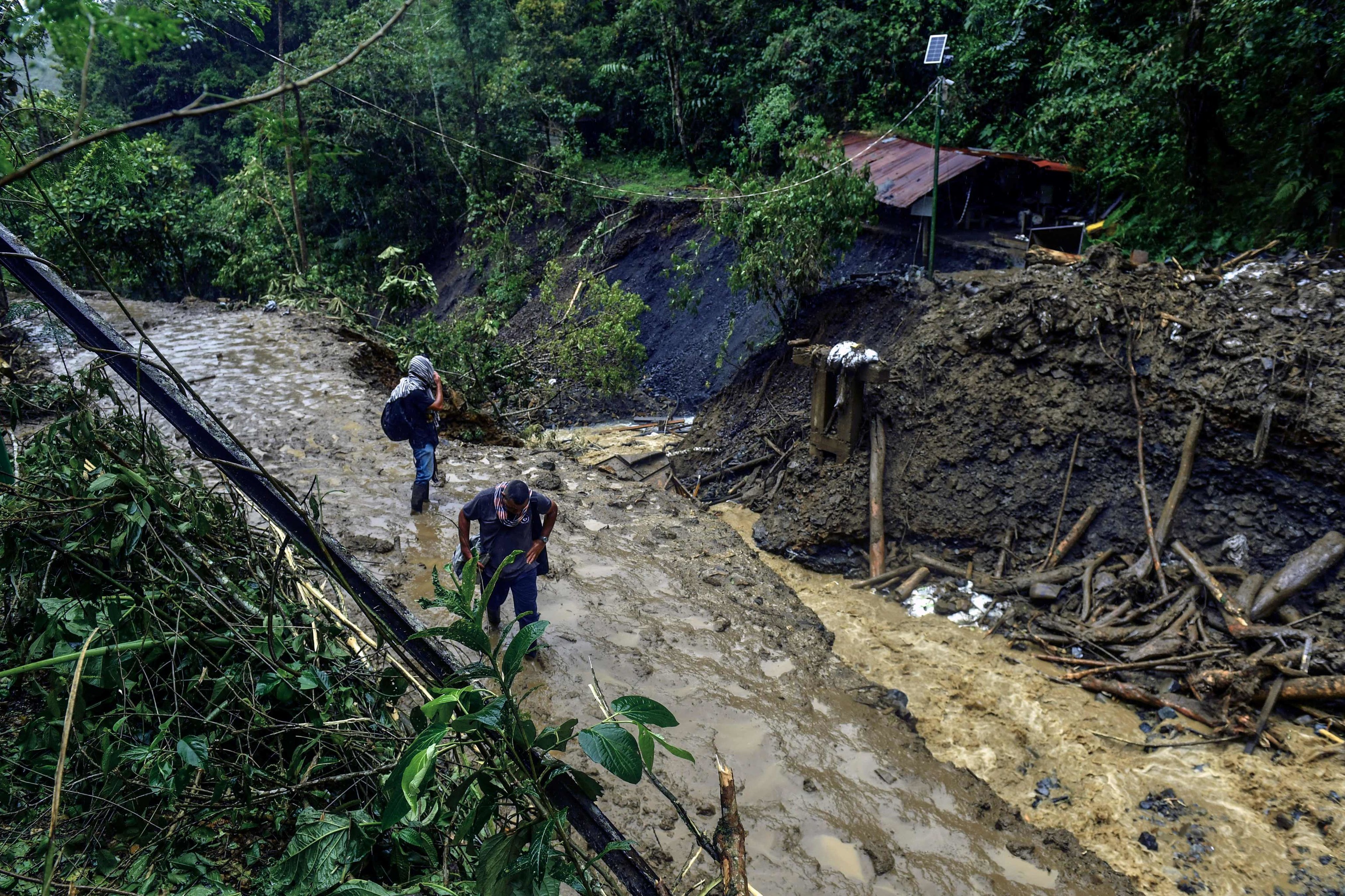 Al menos 10 muertos y siete desaparecidos en una avalancha que arrasó un campamento minero en Colombia