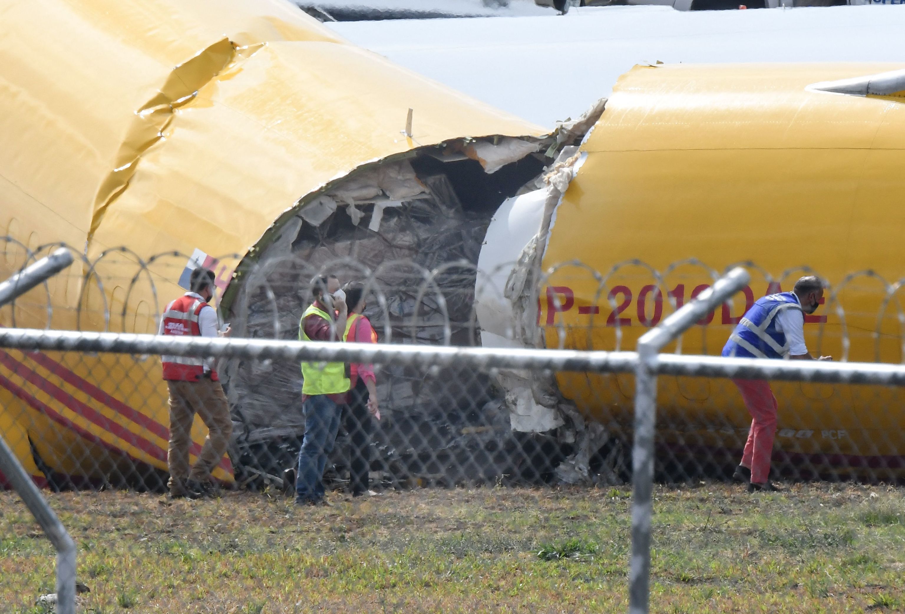 Un avión de carga derrapa, se sale de la pista y se parte en dos en el aeropuerto de San José sin causar víctimas