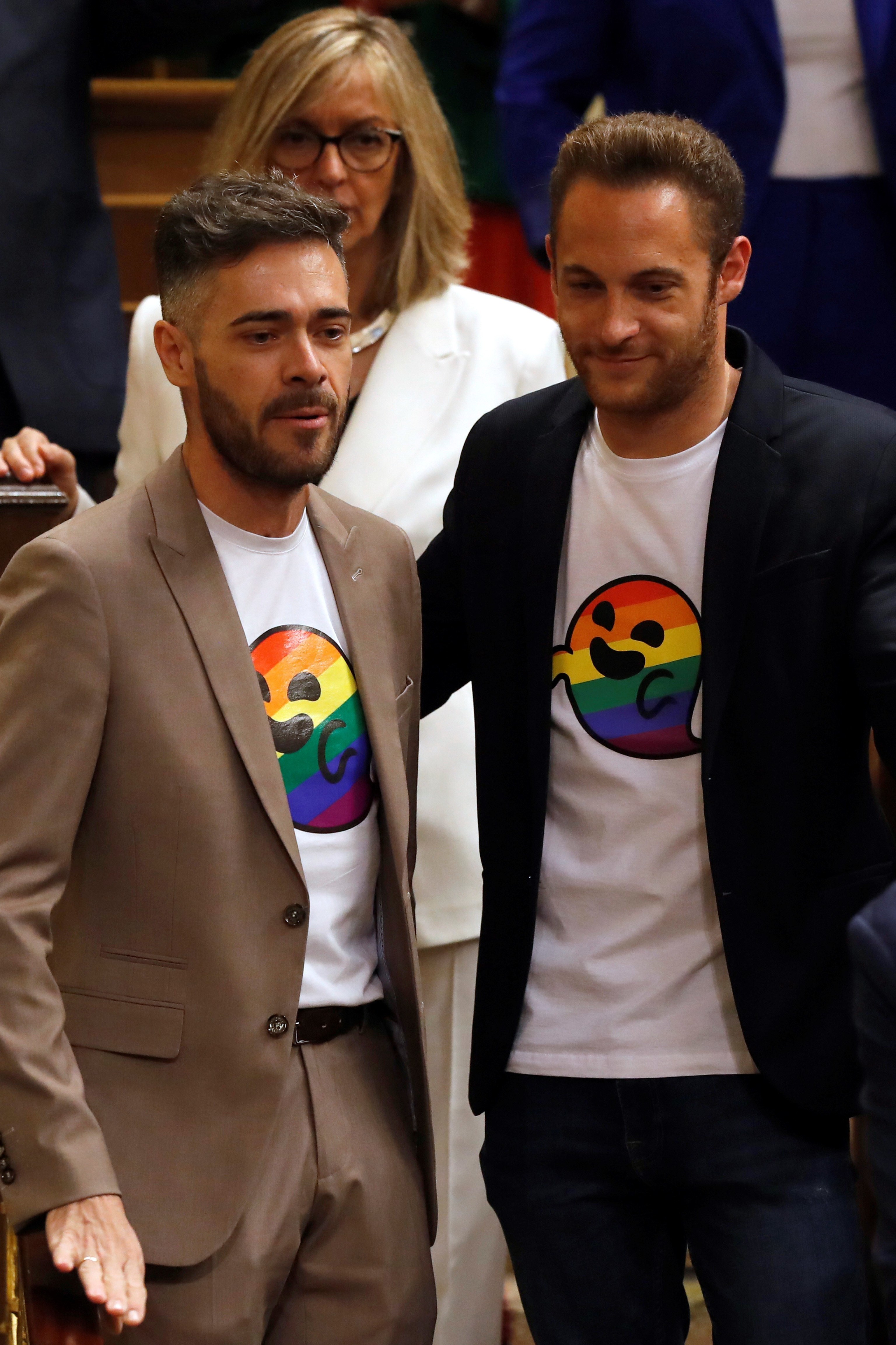 Felipe Sicilia junto al diputado del PSC Arnau Ramrez posando con la camiseta de Gaysper