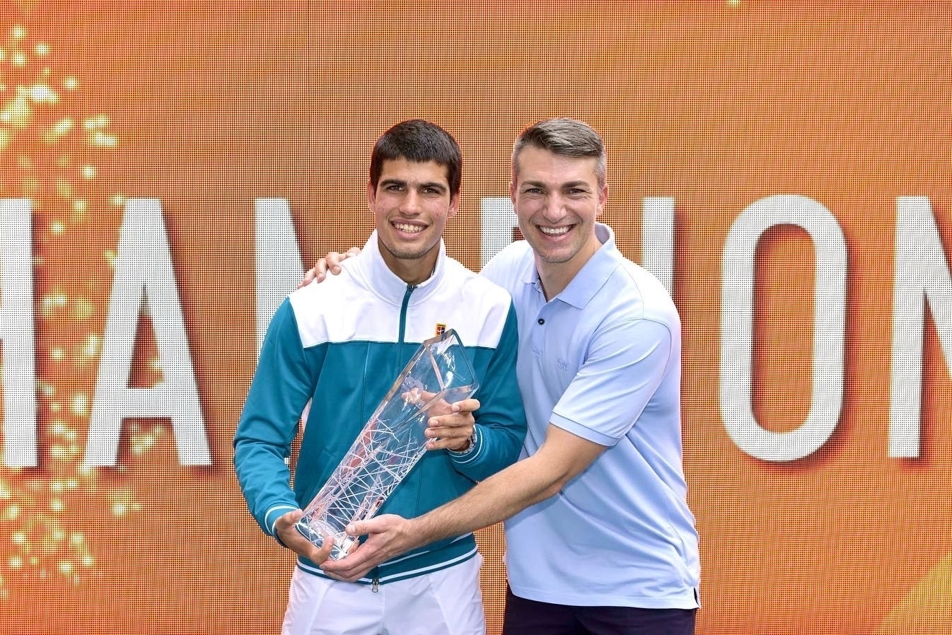 El doctor Juanjo López junto a Carlos Alcaraz, el tenista murciano que en la imagen porta el trofeo de campeón del Masters 1000 de Miami