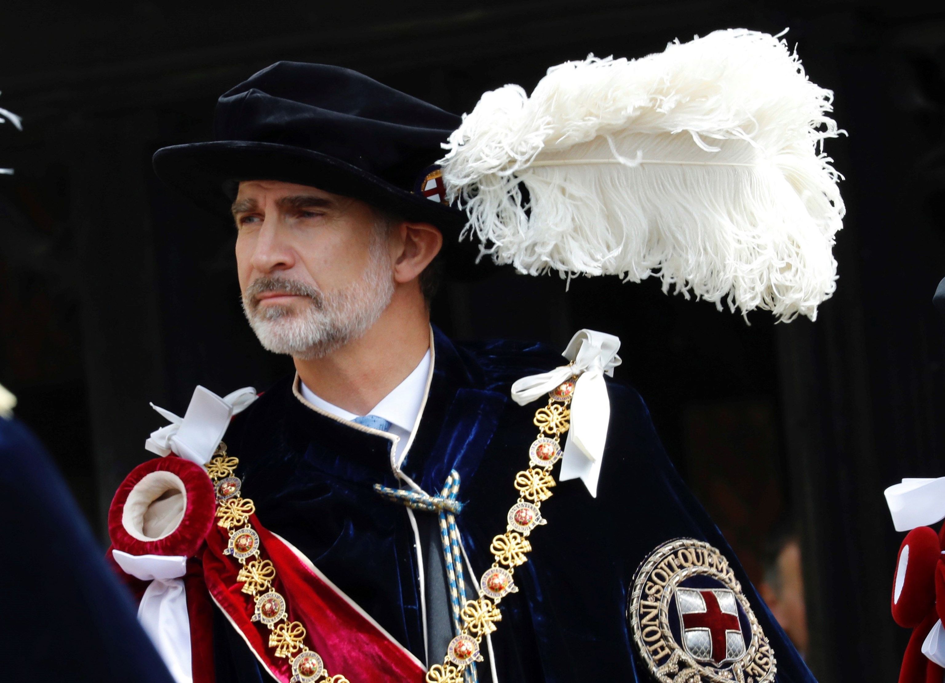 El Rey Felipe con la toga, el sombrero y los atributos que componen el uniforme de caballero de la Orden de la Jarretera