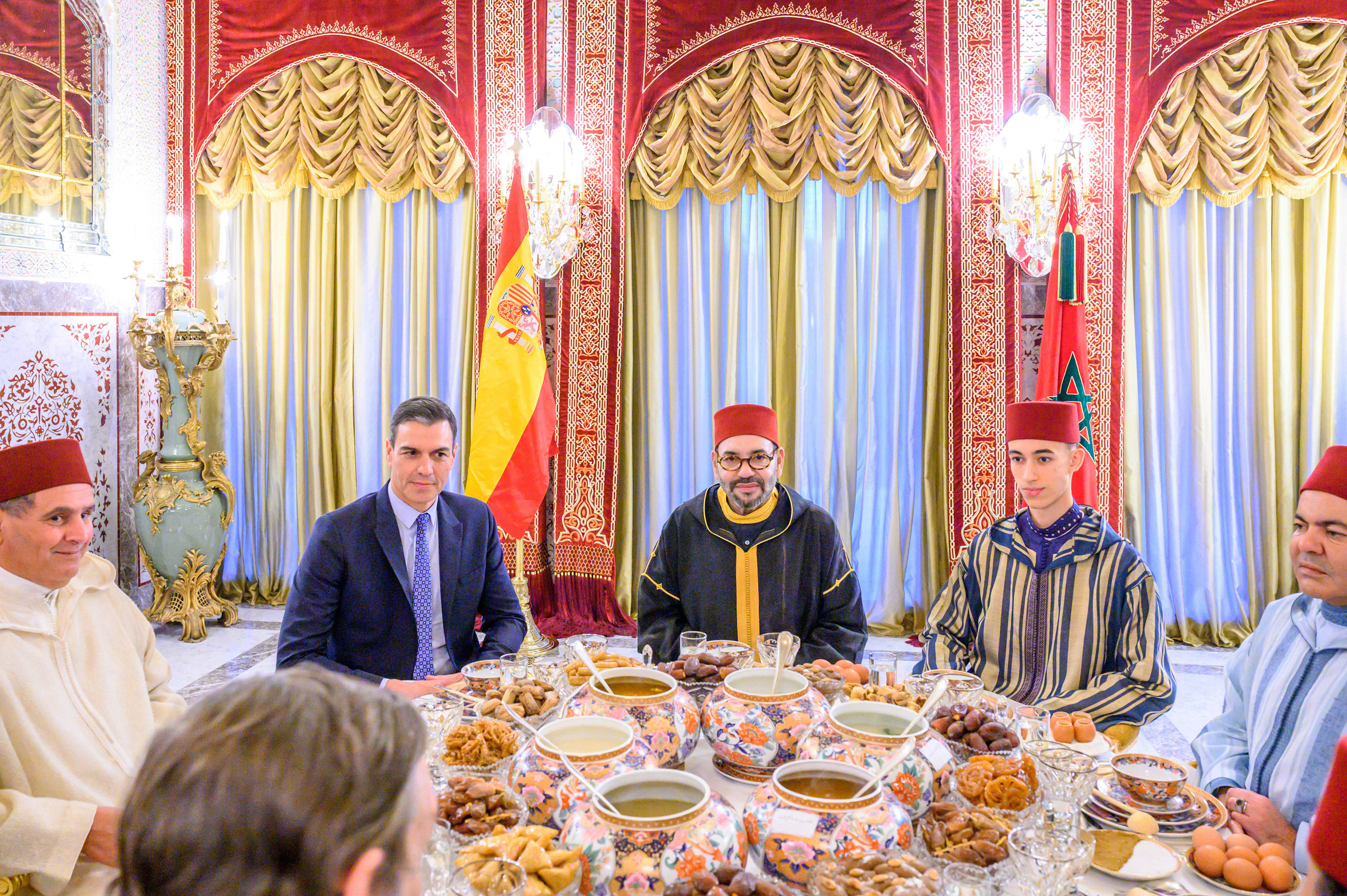 Pedro Sánchez y Mohamed VI, durante la cena ofrecida ayer en Rabat al presidente español.