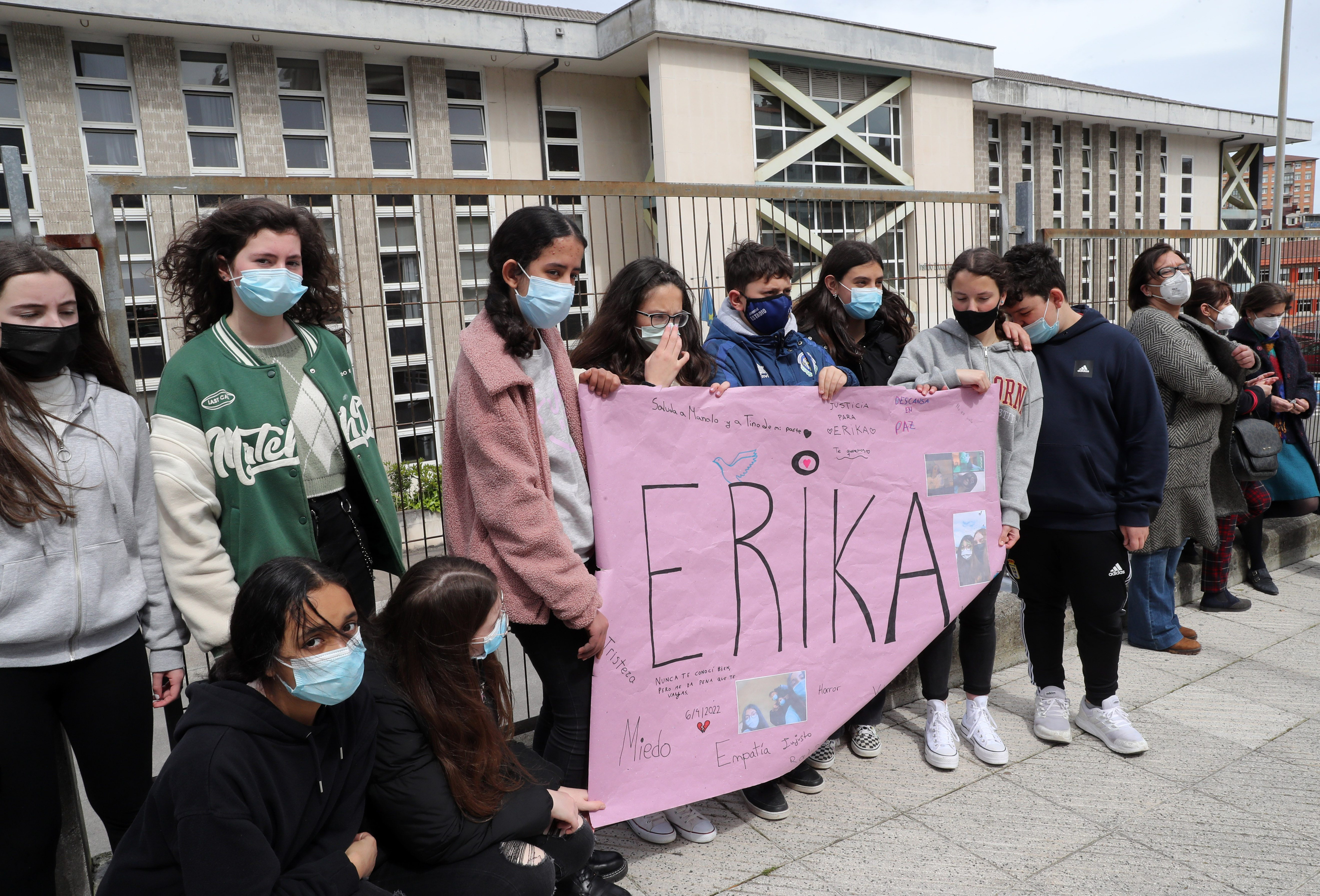 Compañeros de instituto homenajean a Érika en Oviedo.
