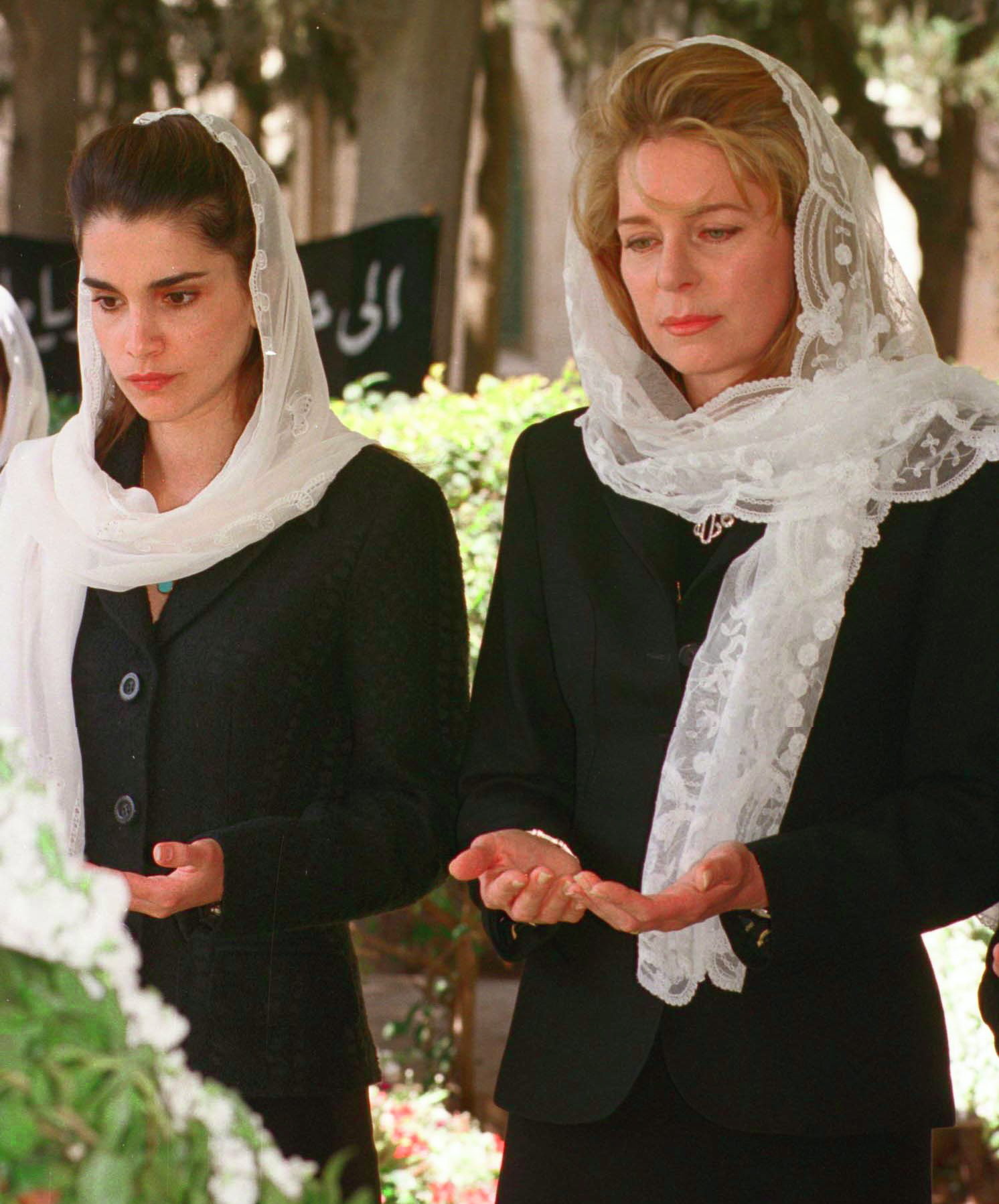 Las reinas Rania y Noor de Jordania, en una imagen de 1999.