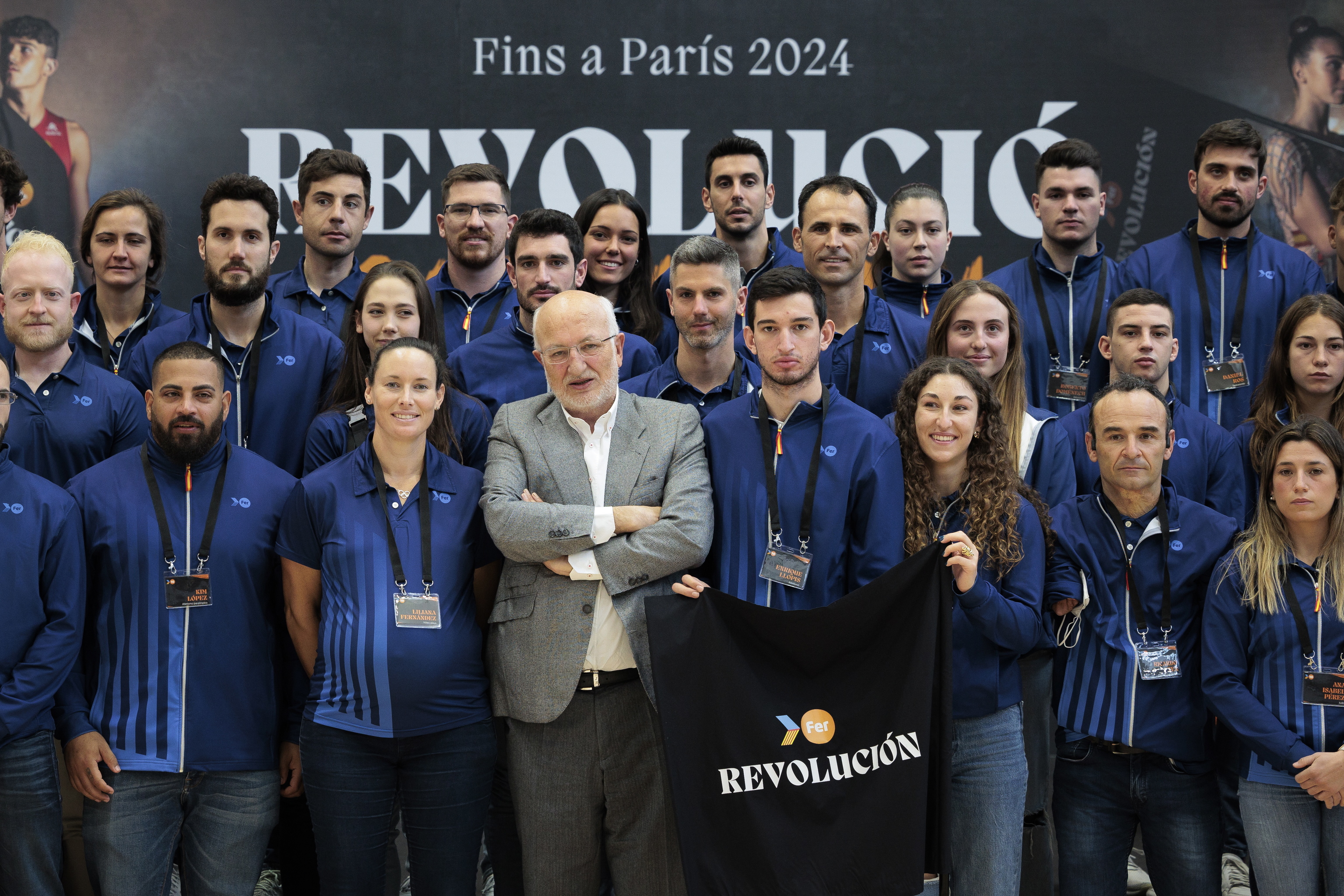 Juan Roig, rodeado de deportistas durante la presentacin del Proyecto FER.