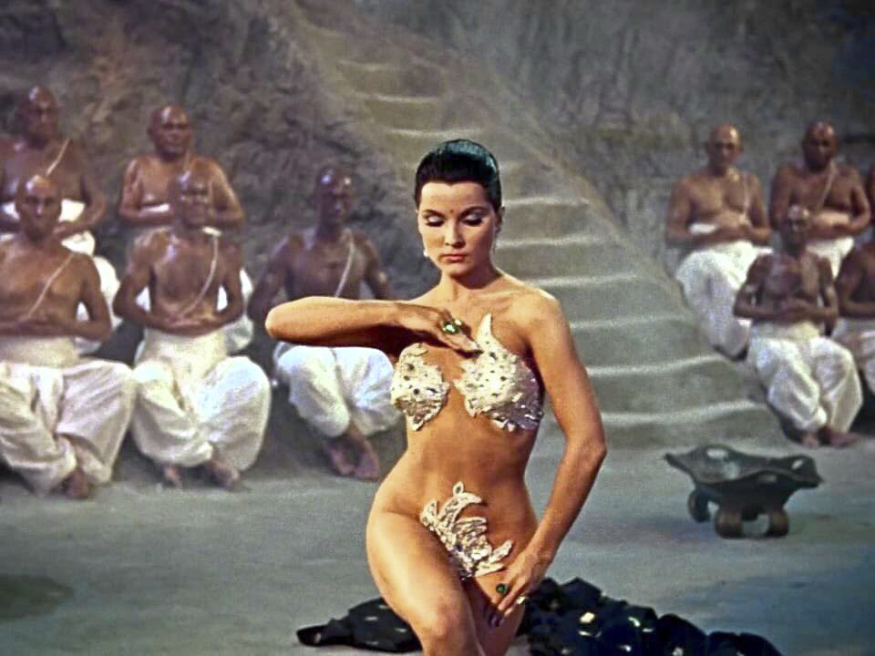 Debra Paget y su sensual baile de la serpiente en 'La tumba india'.