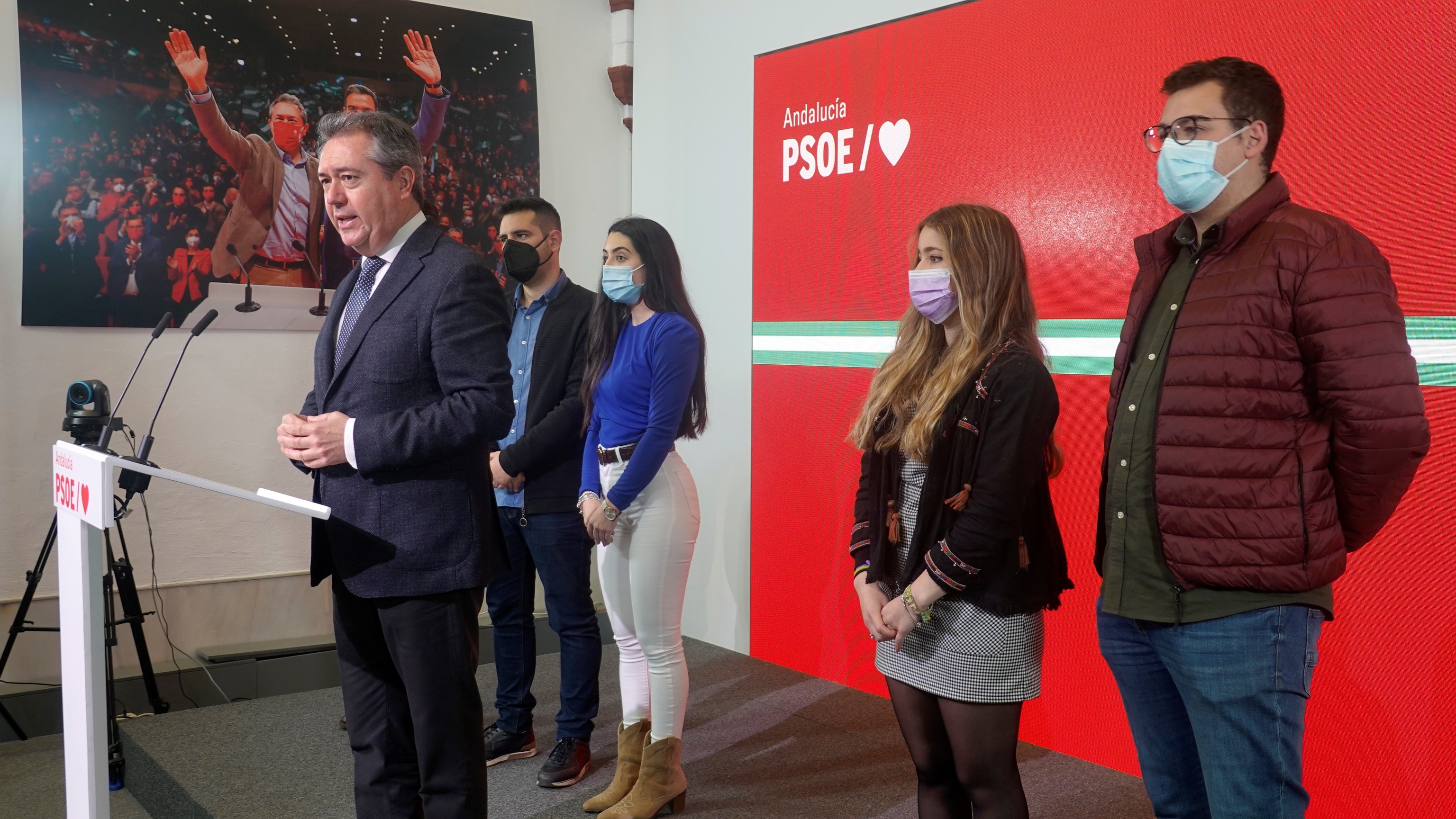Juan Espadas, este viernes, en la sede del PSOE, con unos jóvenes.