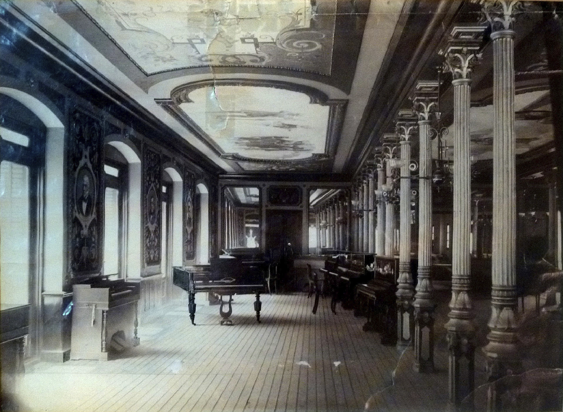 Fotografa de la antigua sala de conciertos en torno a 1889.