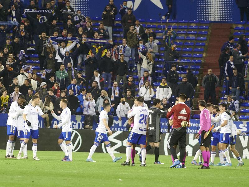 El Real Zaragoza celebrando una victoria en el estadio de la Romareda.