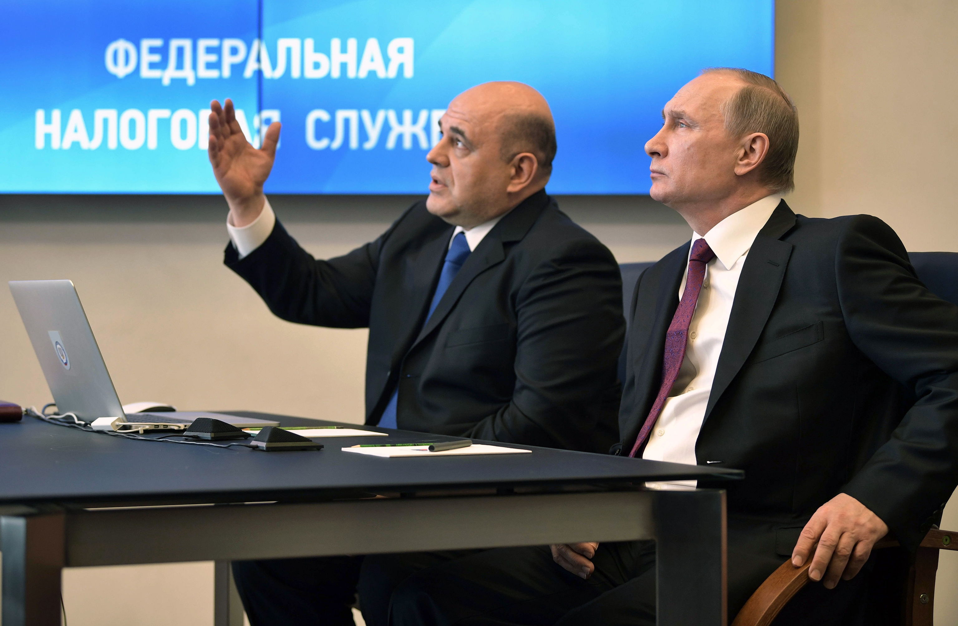 El primer ministro ruso, Mikhail Mishustin, con el presidente de Rusia, Vladimir Putin.
