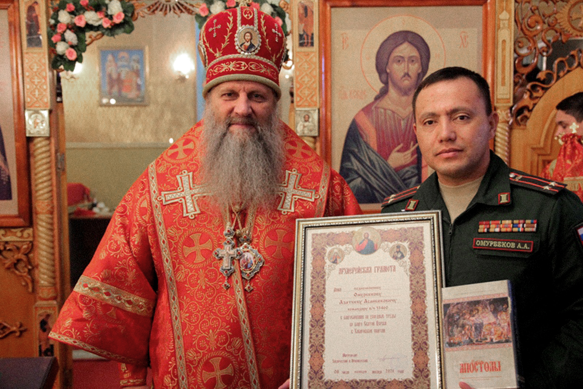 Azatbek Omurbekov, el carnicero de Bucha, recibiendo bendiciones del metropolitano Vladyka Artemy en una liturgia militar.