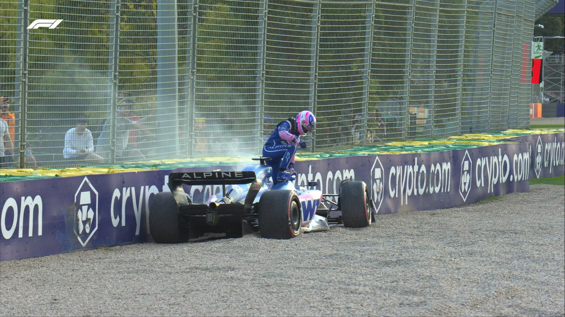 Alonso, tras su golpe contra el muro de la curva 11 de Albert Park.