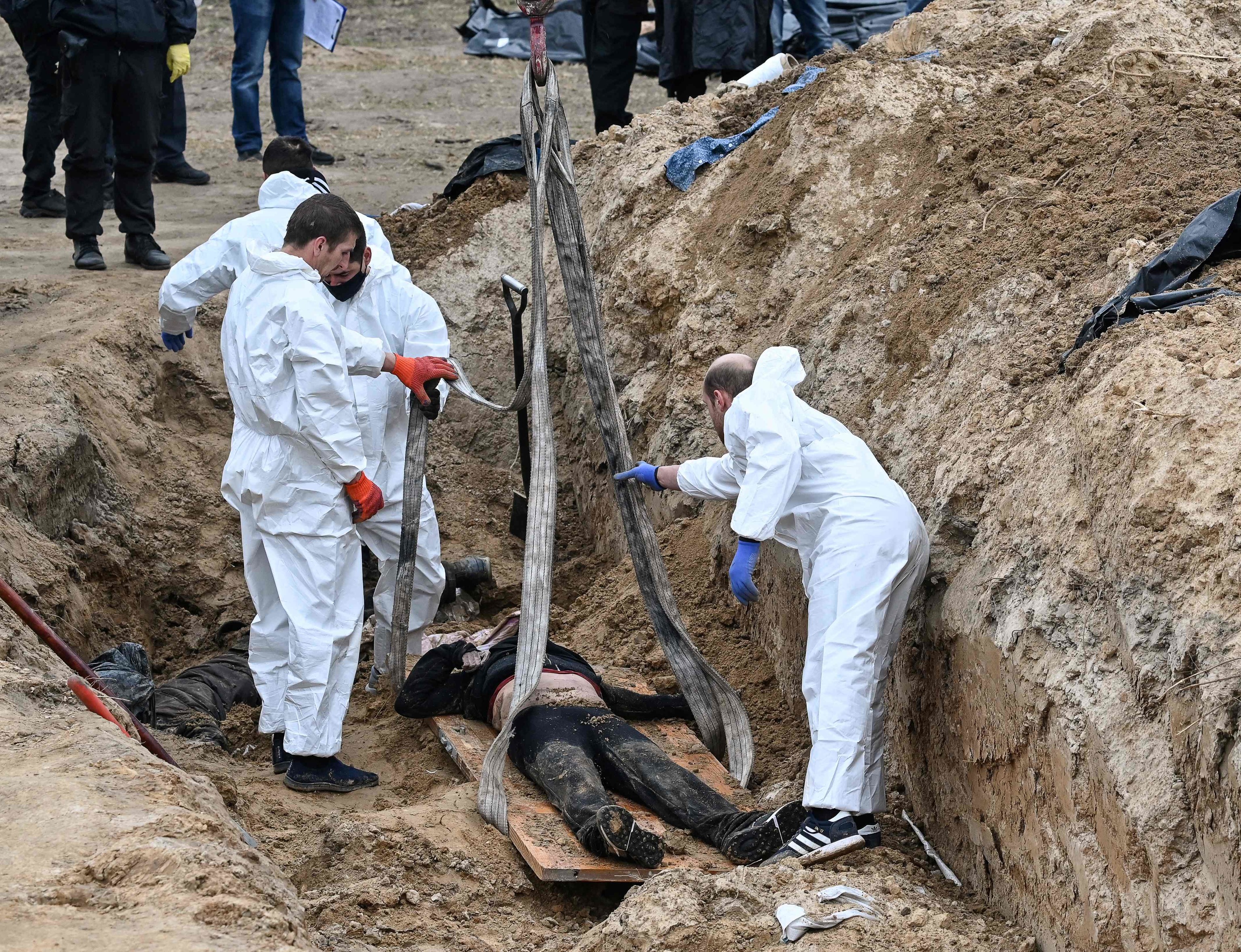 El enterrador de las fosas comunes de Bucha: «Los rusos me dijeron que tenía que trabajar solo, no podía rescatar a heridos»