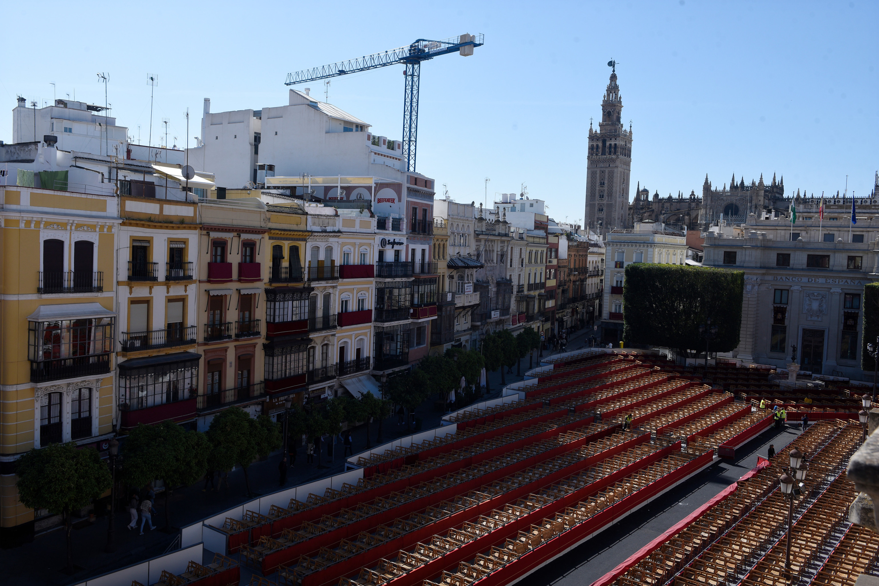 Sillas y palcos dispuestos en la Plaza de San Francisco de Sevilla para las procesiones.