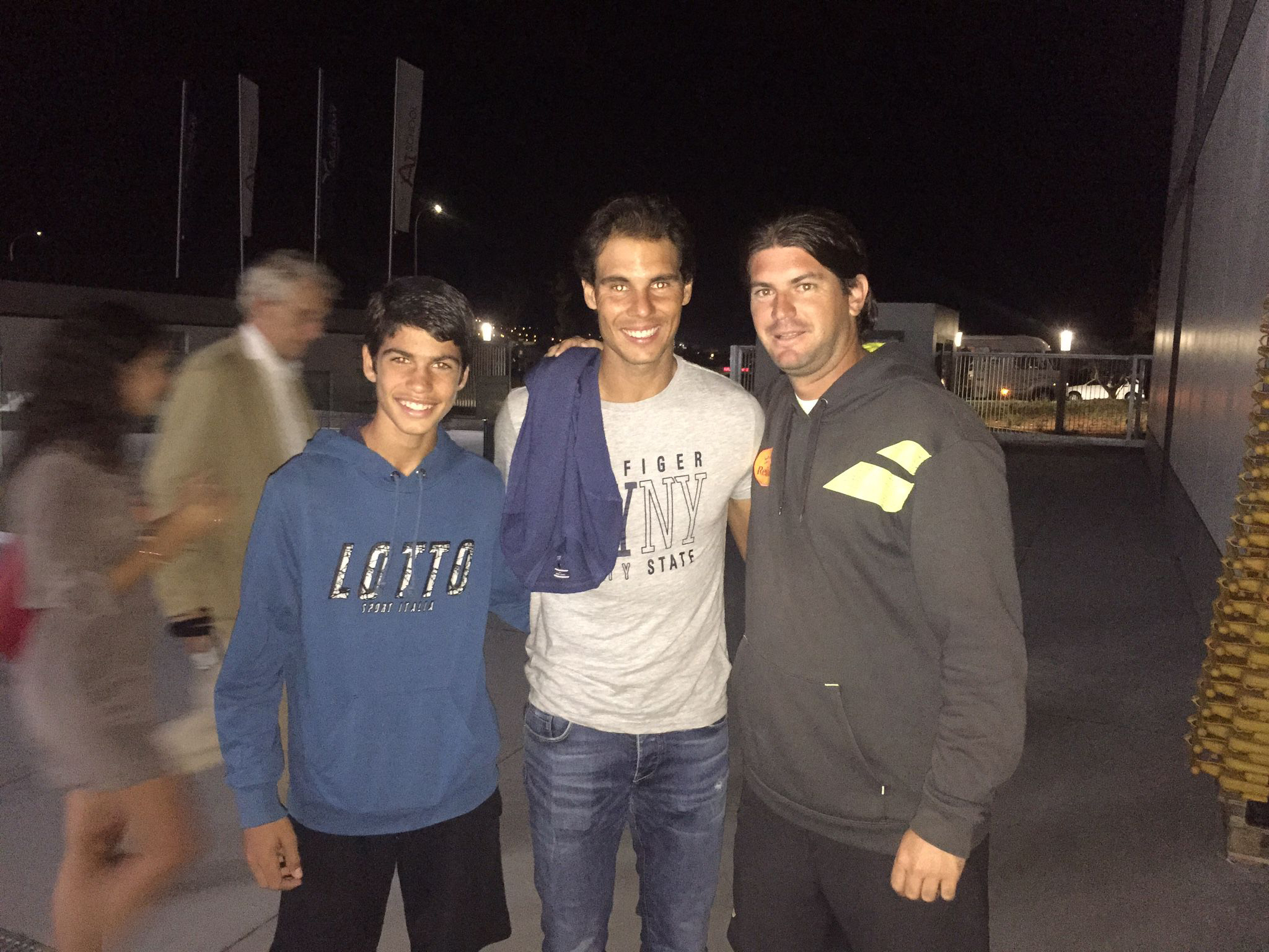 Con Kiko Navarro, su primer entrenador, y Rafa Nadal.
