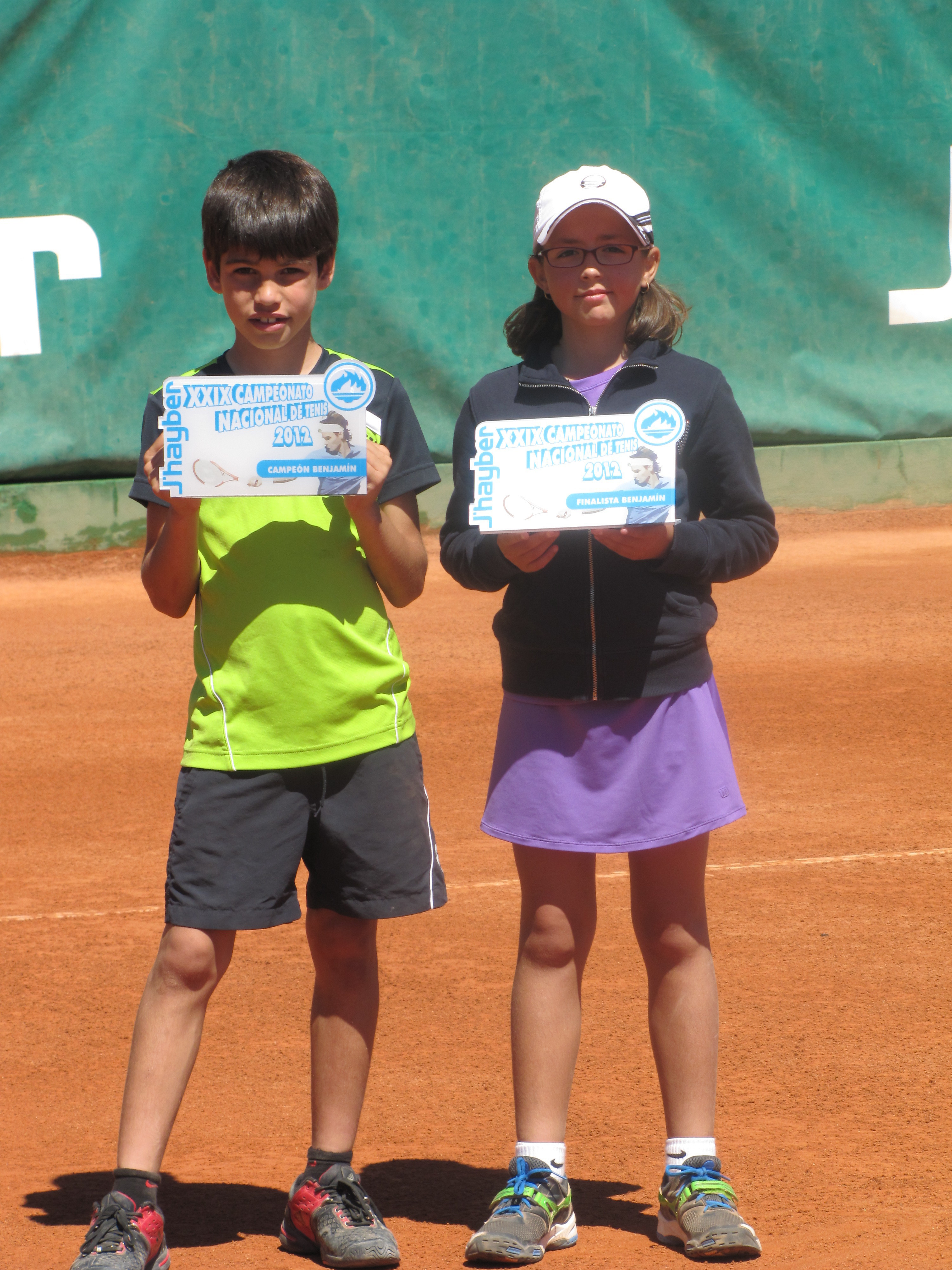 Al lado de su amiga Alba Rey tras ganar sus respectivas categorías el torneo Benjamín  J'Hayber de Alicante.