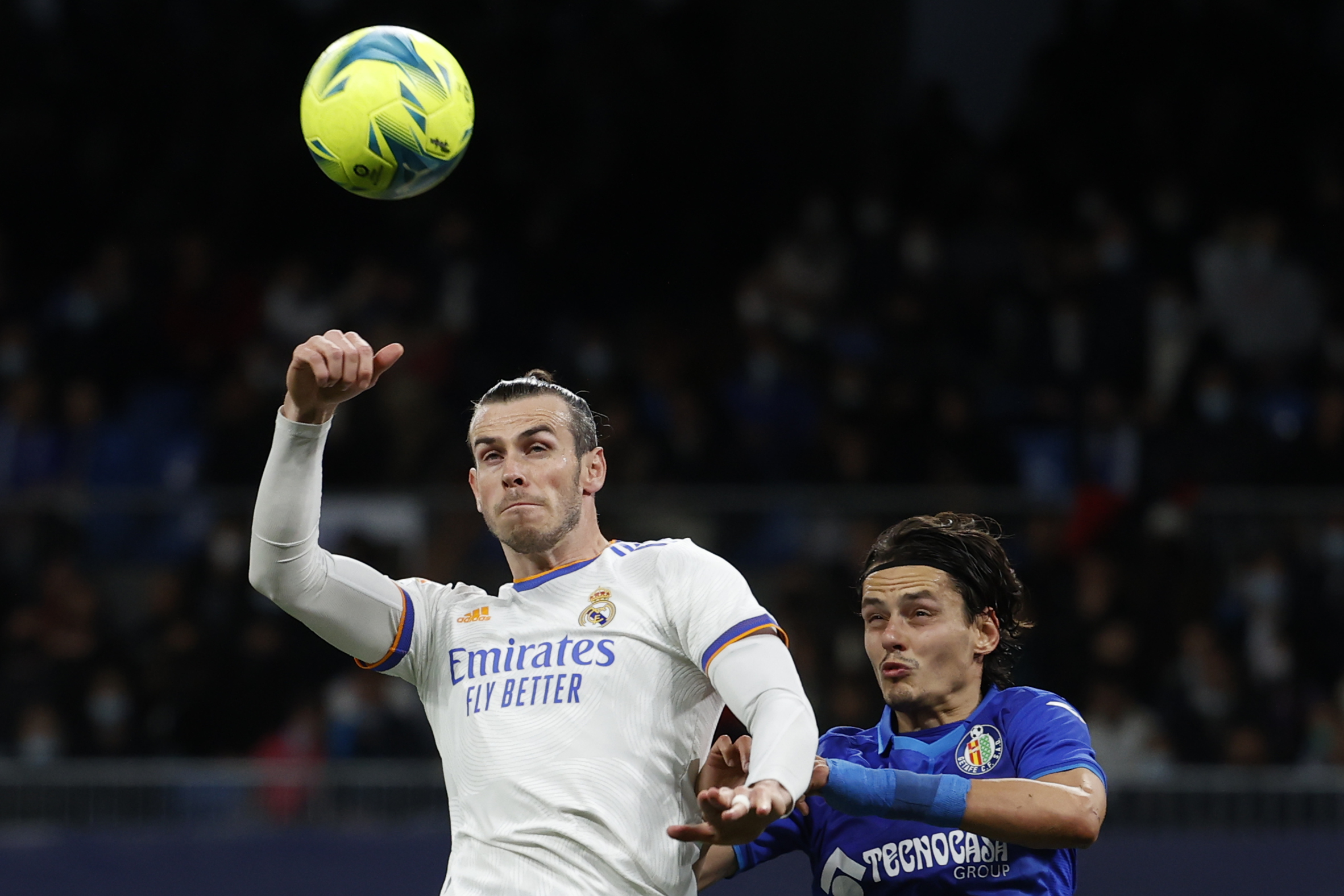 Bale (i) salta a por un baln ante Enes Unal.