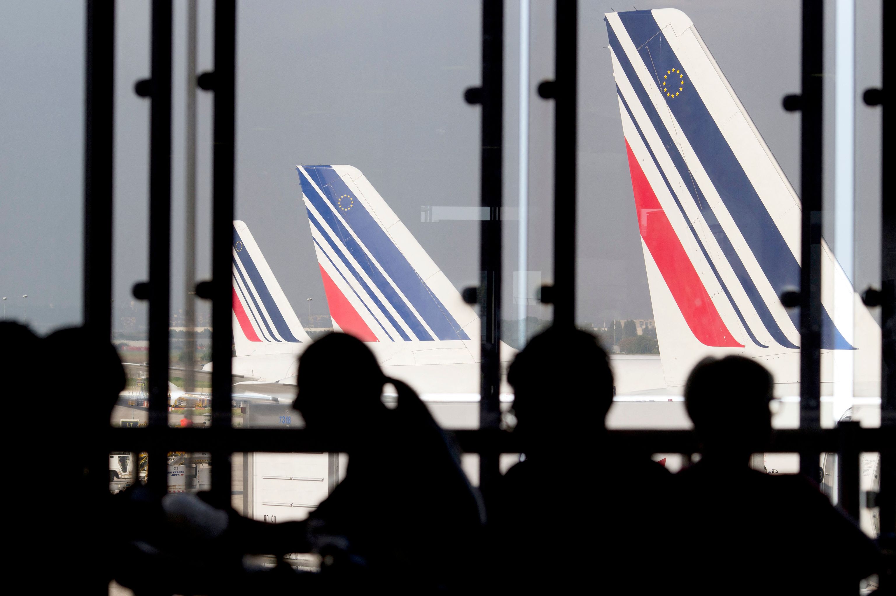 Foo de archivo tomada el 15 de septiembre de 2014 los pasajeros esperan en una sala de espera mientras los aviones de Air France se ven detrás en el aeropuerto de París-Orly
