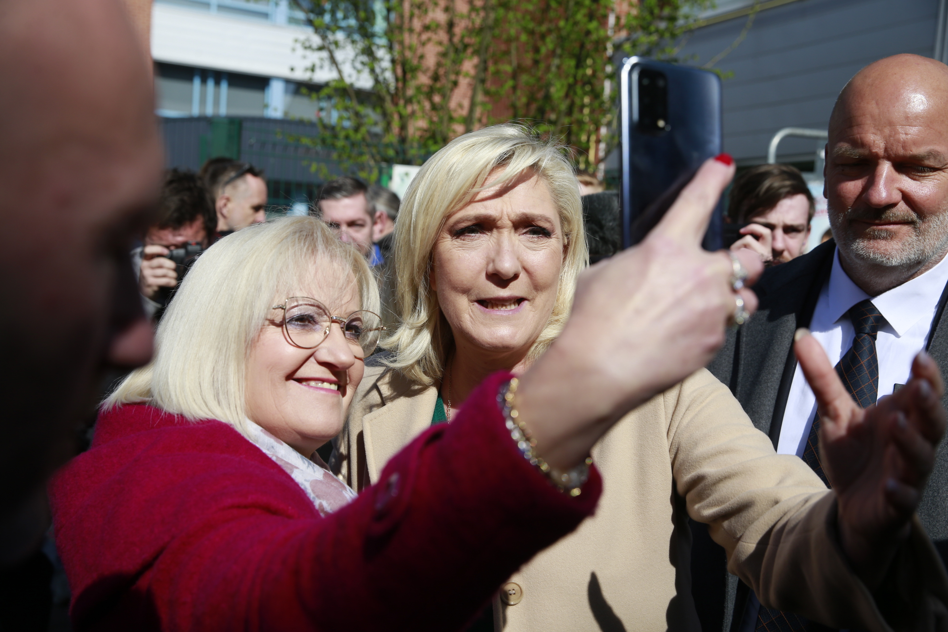 Marine Le Pen, tras depositar su voto en Henin-Beaumont,