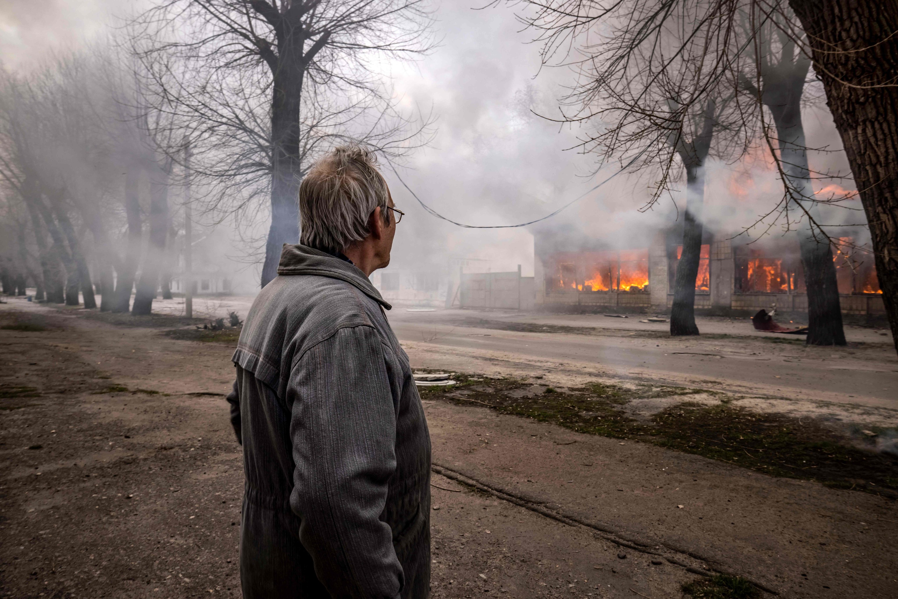 Un hombre ve una casa arder en Severodonetsk