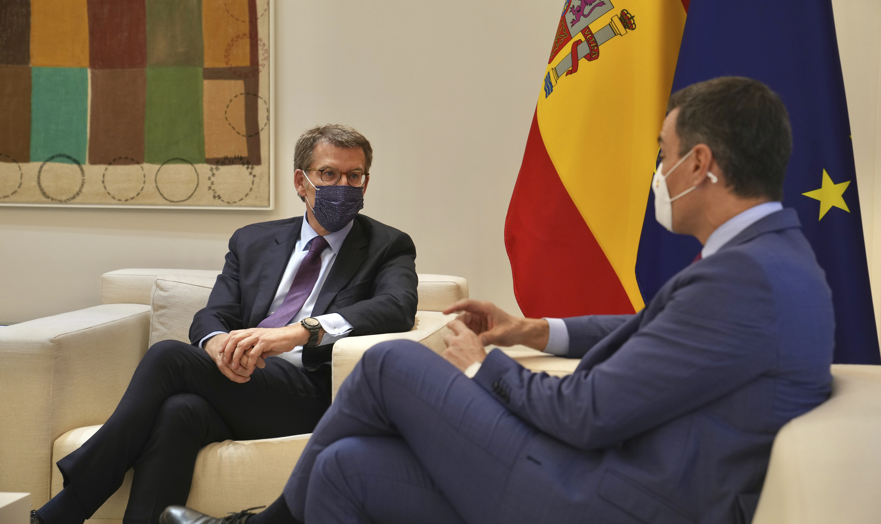 Pedro Sánchez conversa con Alberto Núñez Feijóo en La Moncloa.