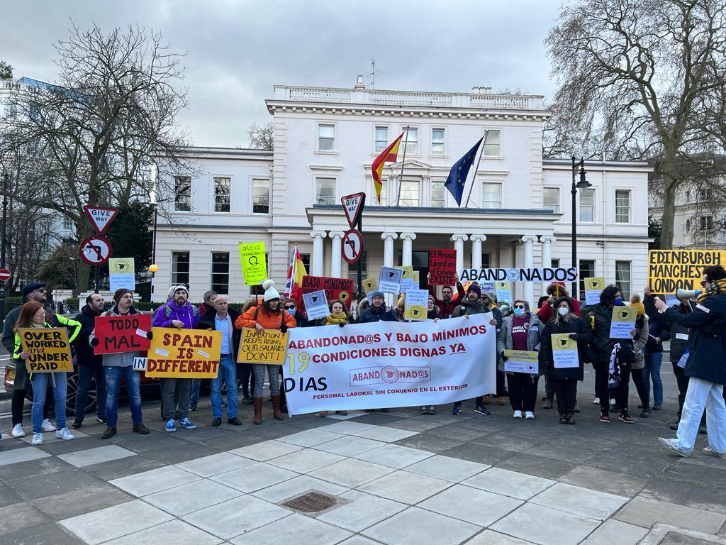 Más de un mes de huelga del personal laboral de España en Reino Unido: "El salario no nos llega para vivir" thumbnail