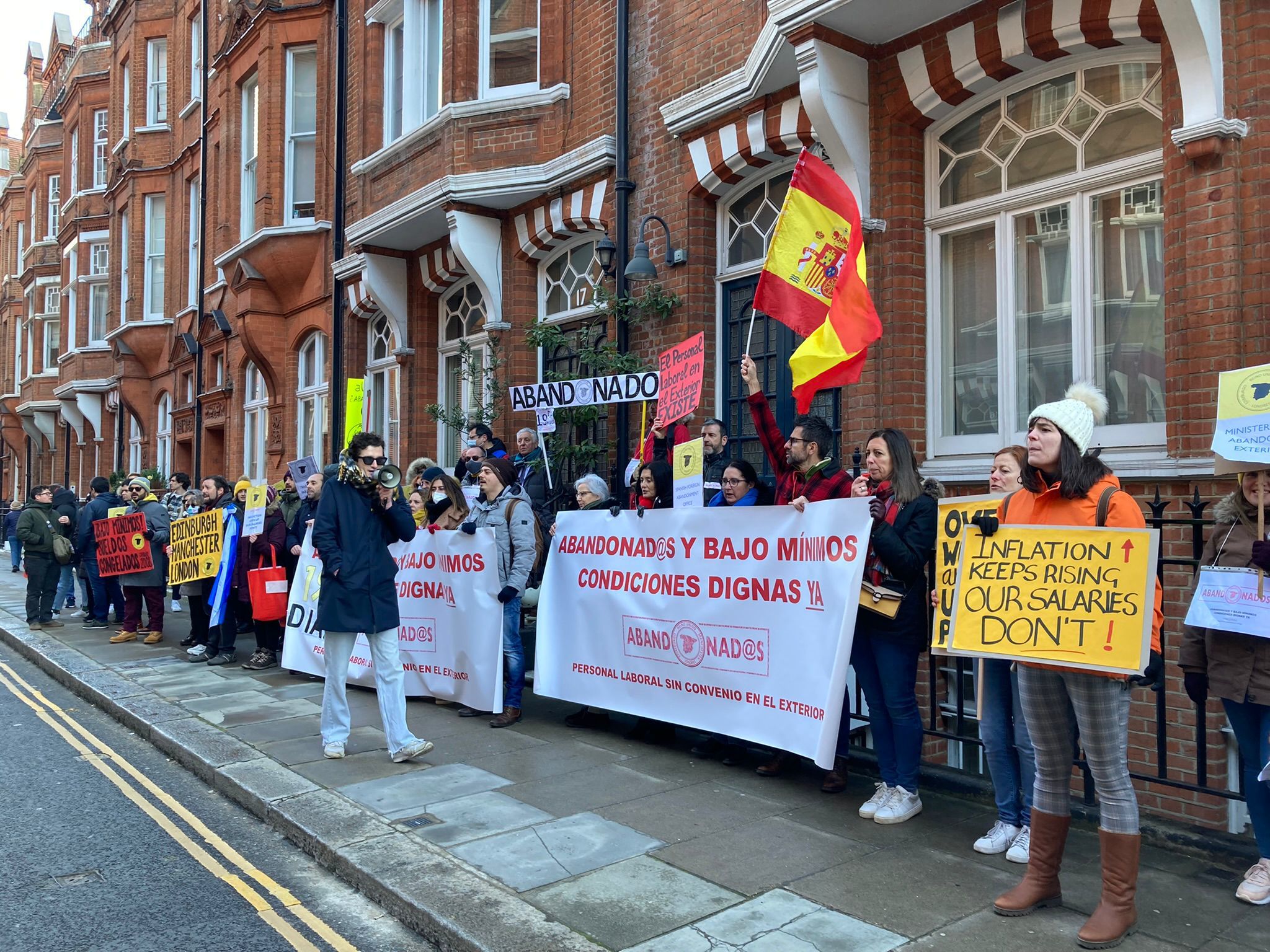 Protesta del personal laboral ante la Embajada de Londres