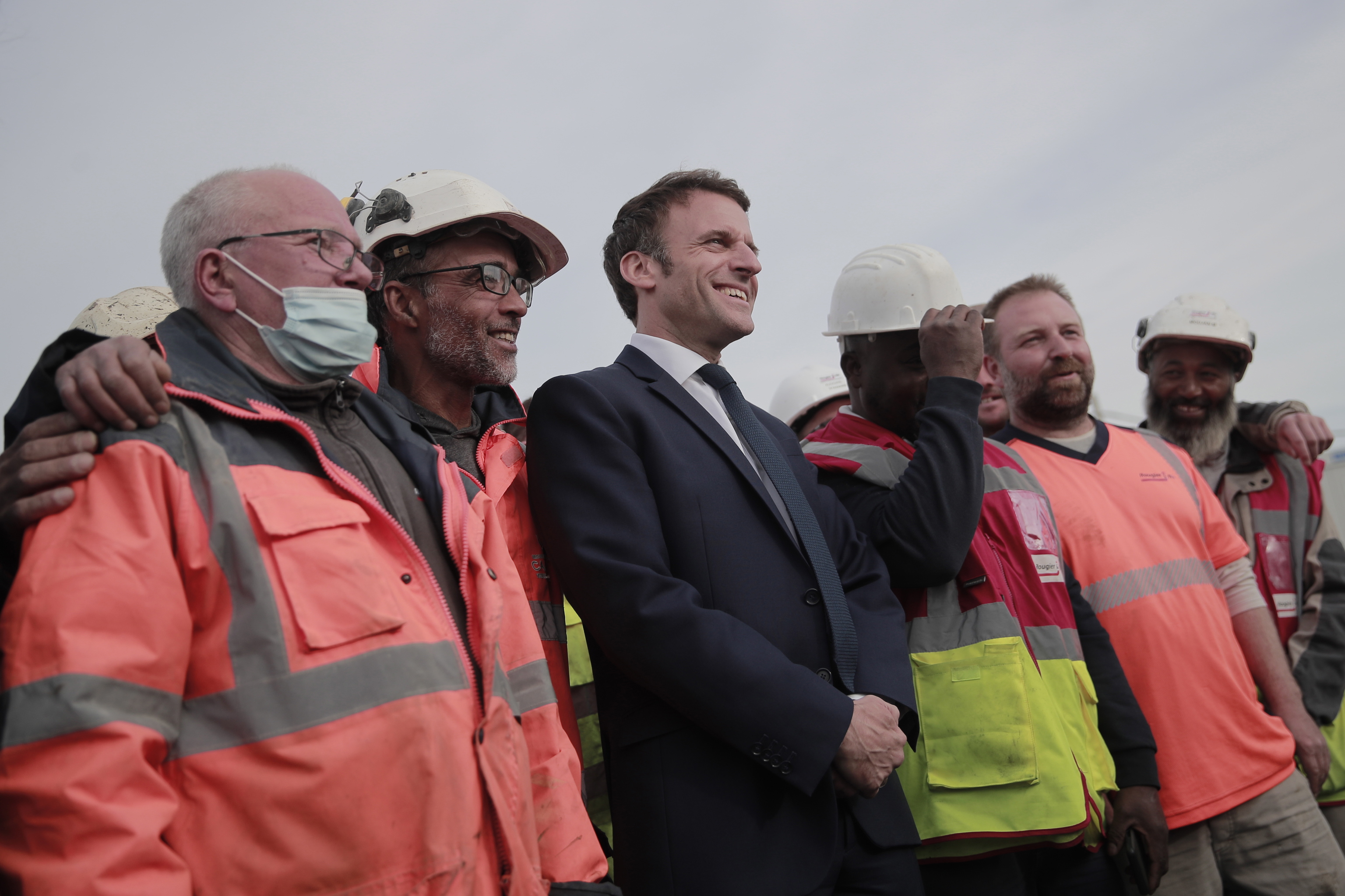 El presidente francés, Emmanuel  Macron, en una visita ayer a una obra.