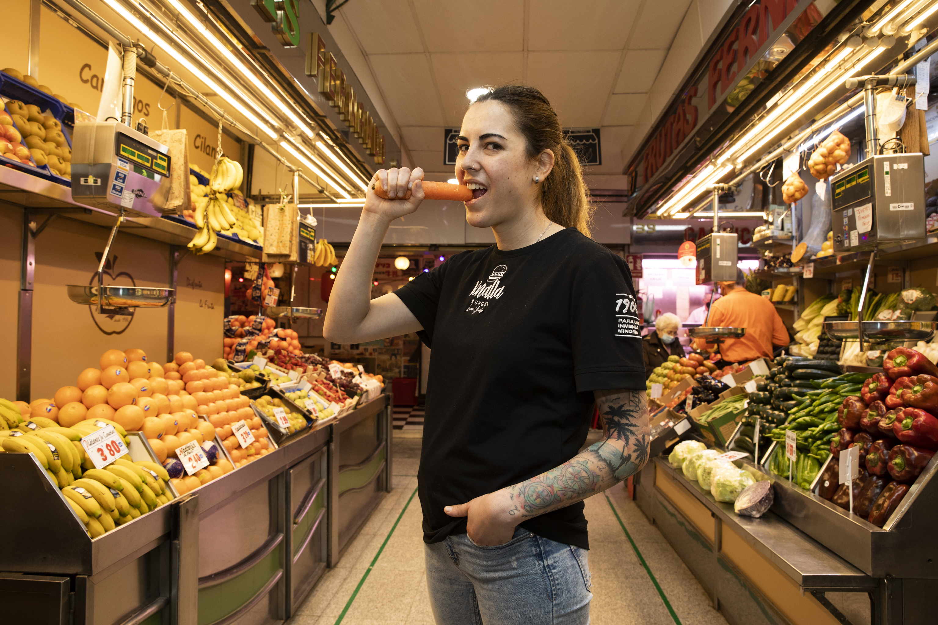 La cocinera riojana Luca Grvalos en el mercado de Antn Martn, en Atocha, demuestra que es una gran amante de la verdura.