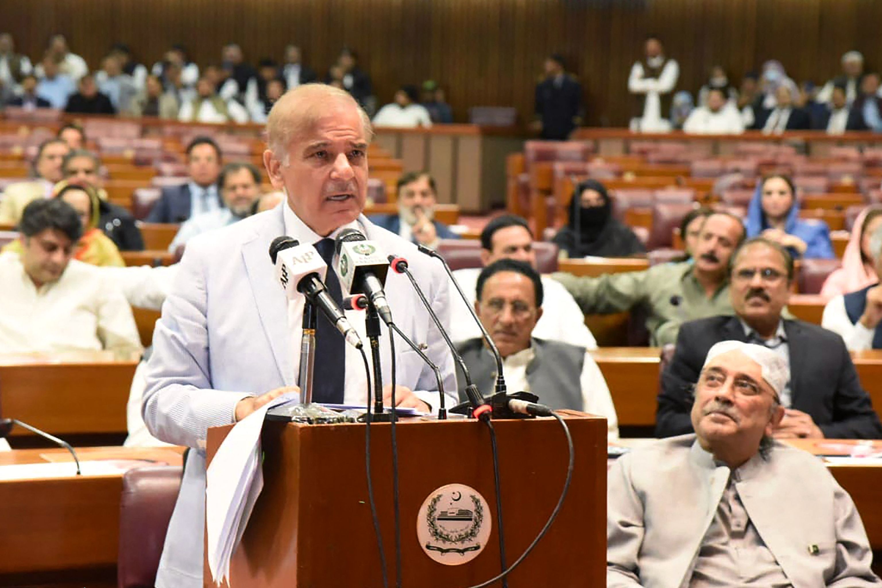 Pakistán nombra como primer ministro a Shehbaz Sharif en medio de la polémica