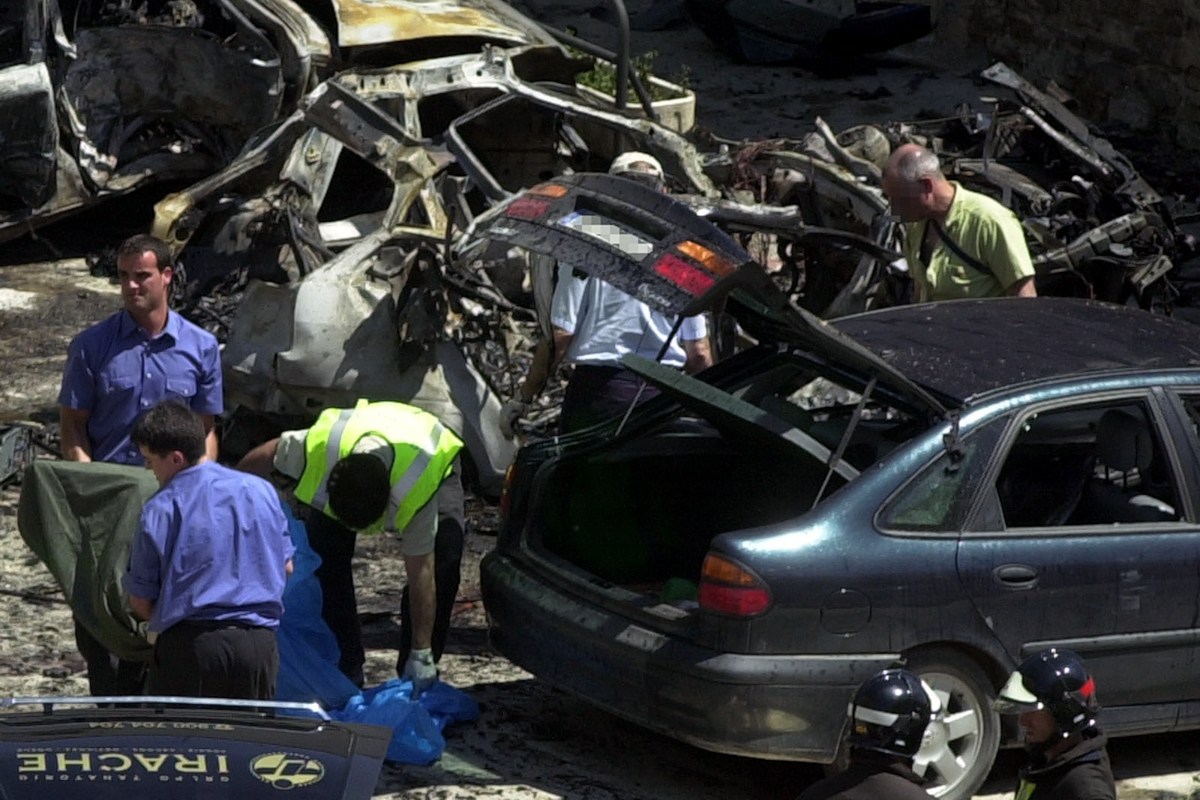Imagen del atentado perpetrado en 2003 por ETA en Sangesa (Navarra) en el que mat a dos policas.