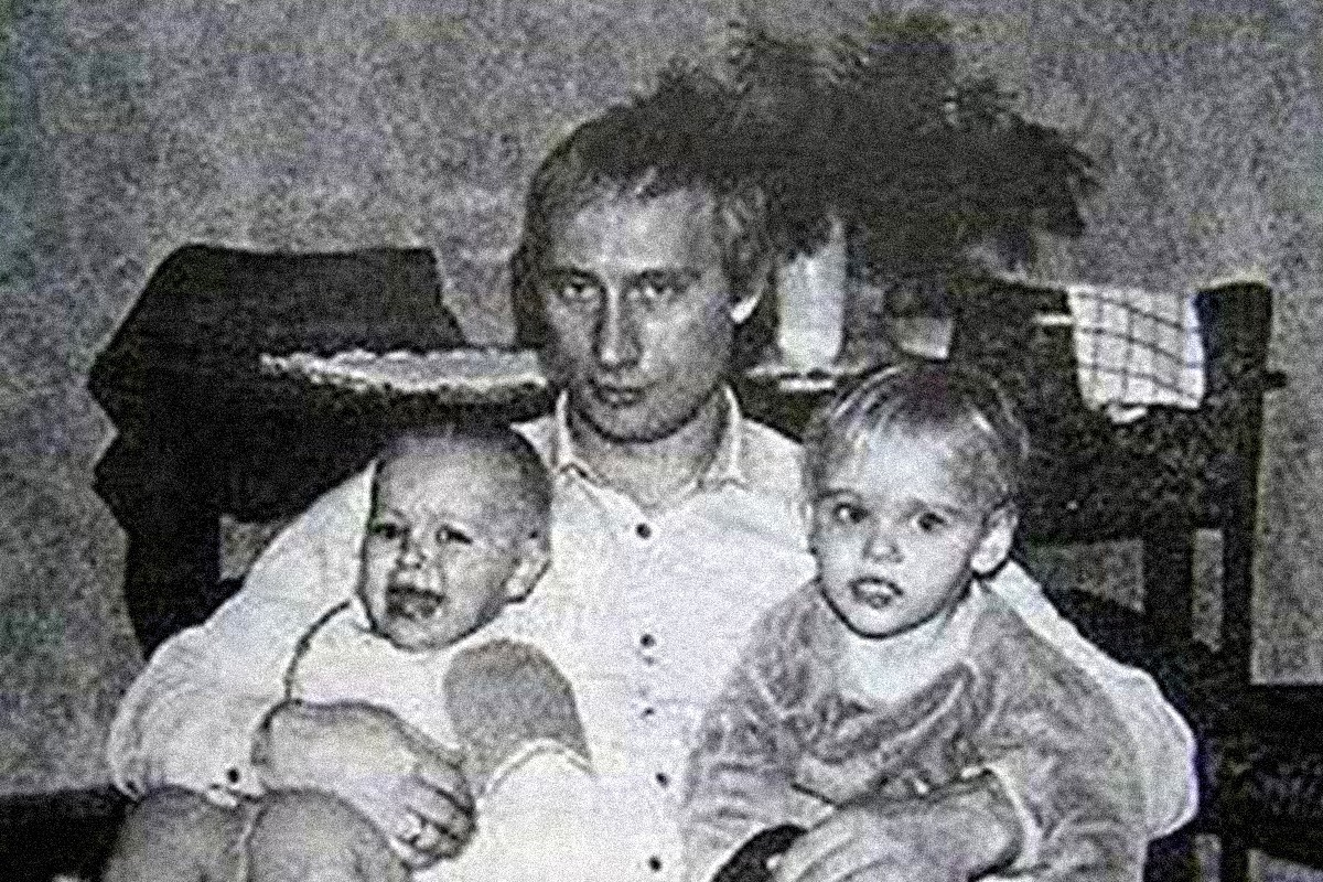Vladimir Putin con sus hijas.