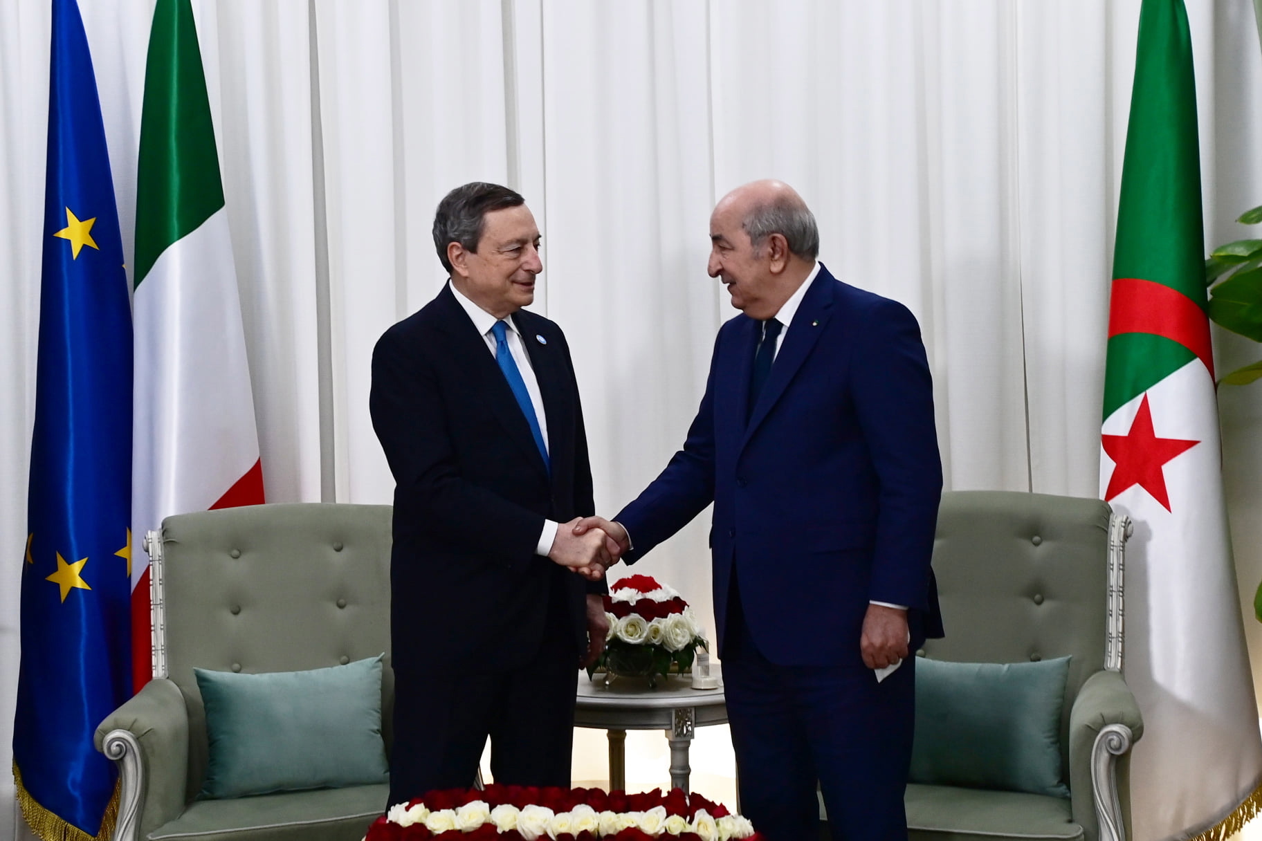 El presidente de Argelia, Abdelmadjid Tebboune, (a la derecha) y el primer ministro italiano, Mario Draghi, este lunes en Argel