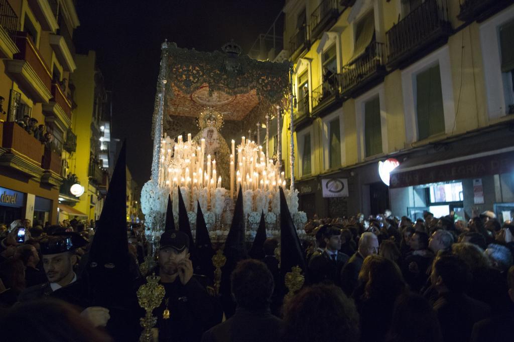 La Virgen Esperanza Macarena de la Hermandad de la Macarena, durante la Madrug de la Semana Santa de Sevilla.