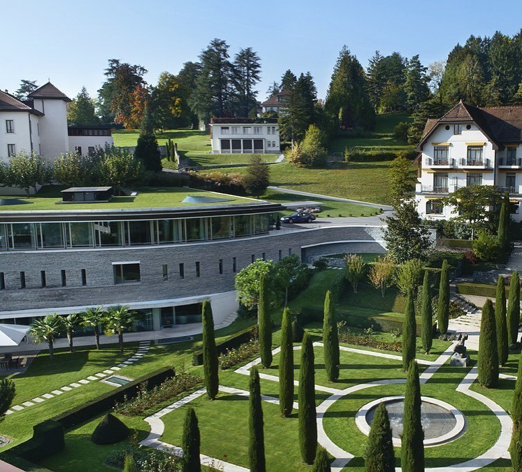 Jardines y edificio de la Clínica La Prairie en Suiza.