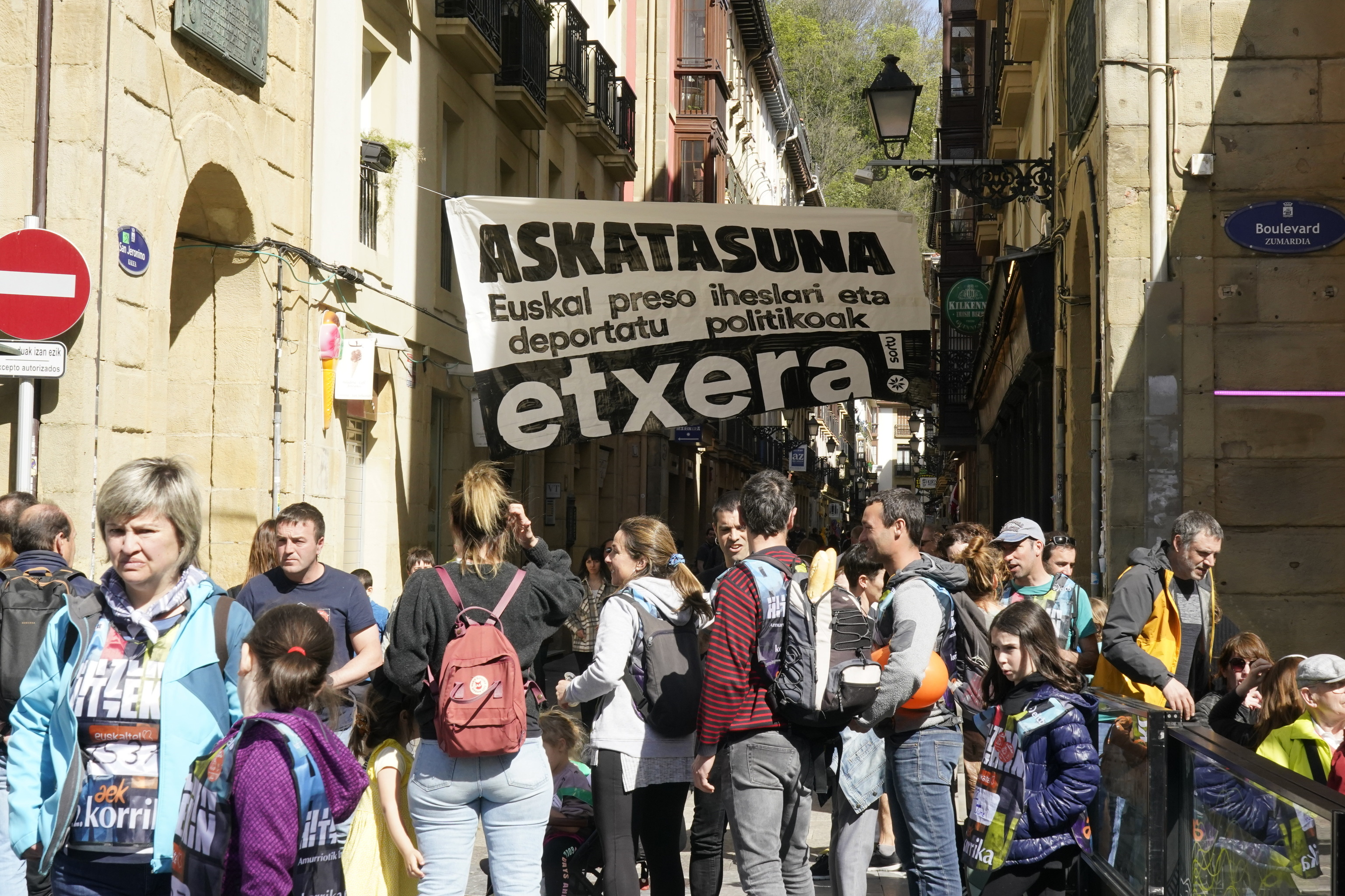 Una pancarta colocada en la Parte Vieja de San Sebastin durante los actos de la 'Korrika' exige la libertad de los presos y fugados de ETA.