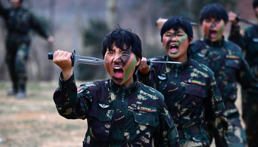 Las mujeres soldado del Grupo 82 se someten a un duro entrenamiento.