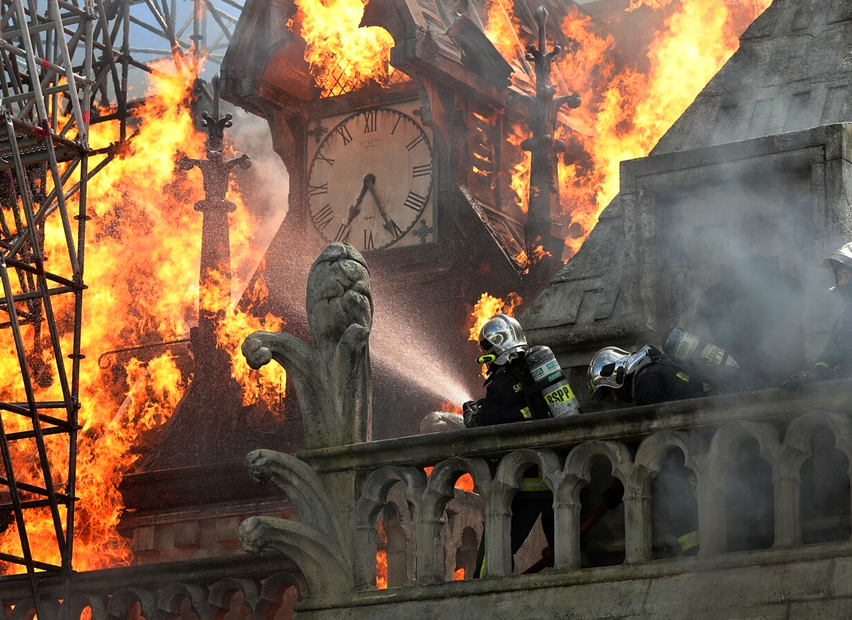 Escena de 'Arde Notre Dame'