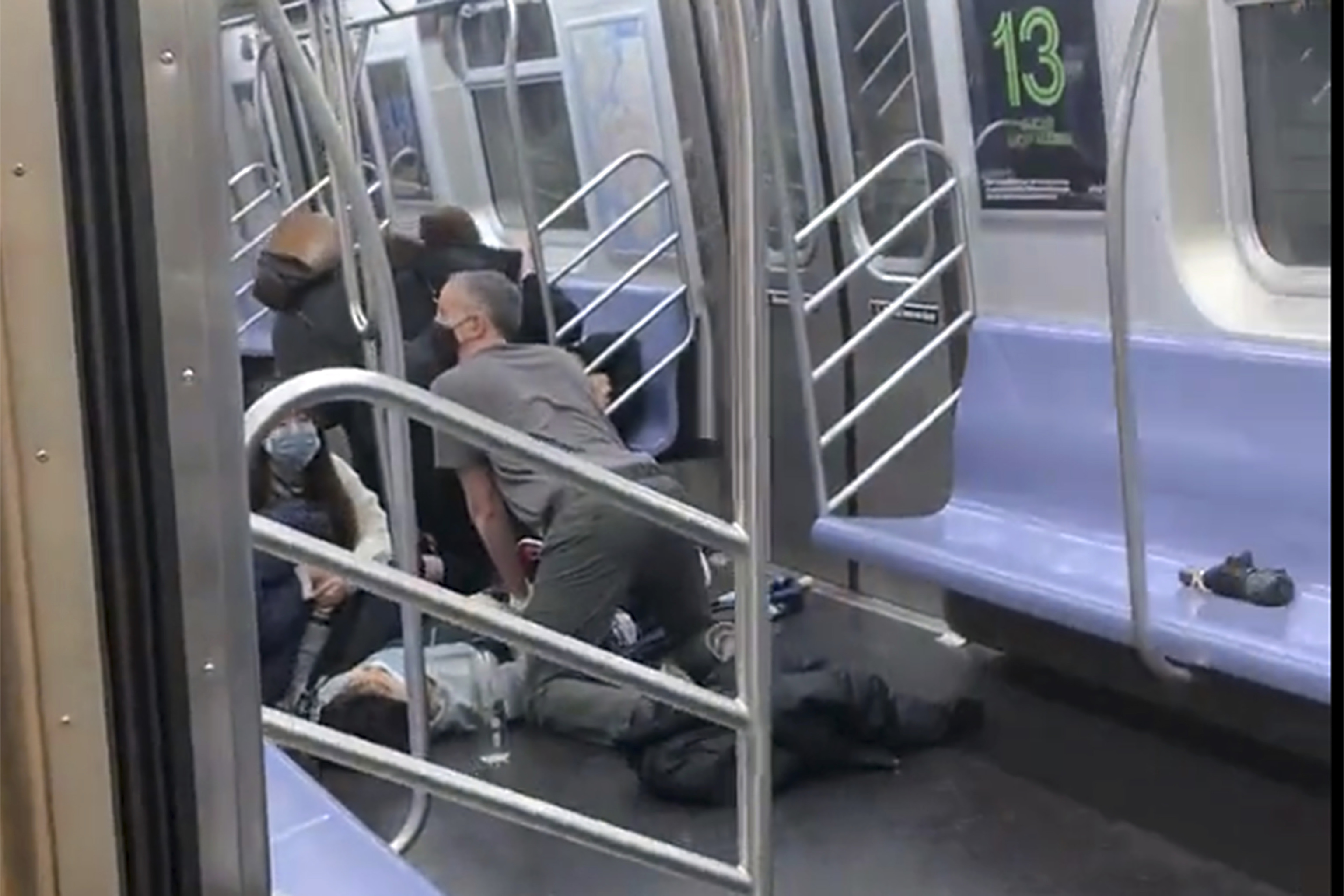 Una persona es auxiliada en el metro donde ha habido un tiroteo este martes.