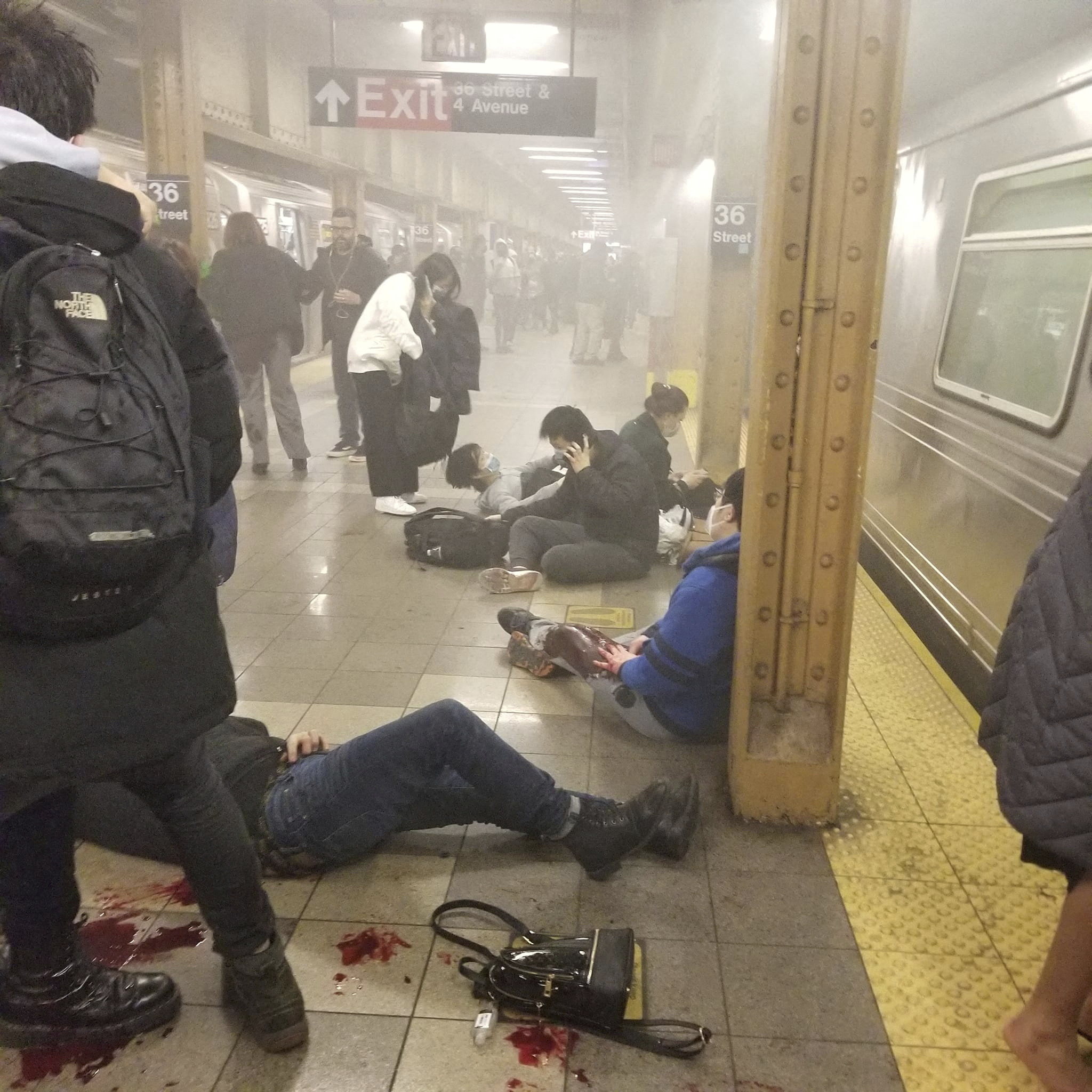 Heridos sobre el andén de la estación de la Calle 36 de Brooklyn.