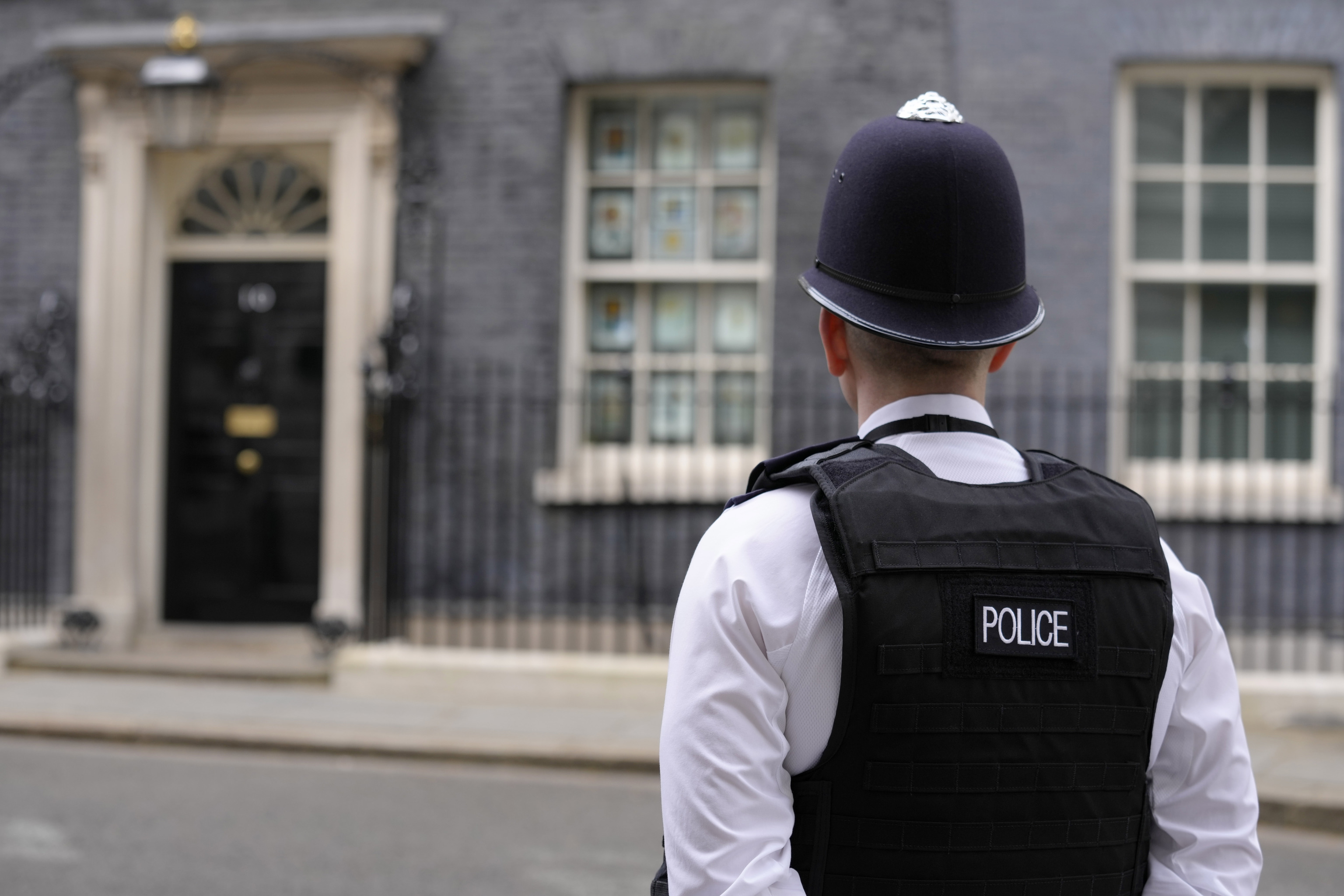 Un policía frente al 10 de Downing Street.