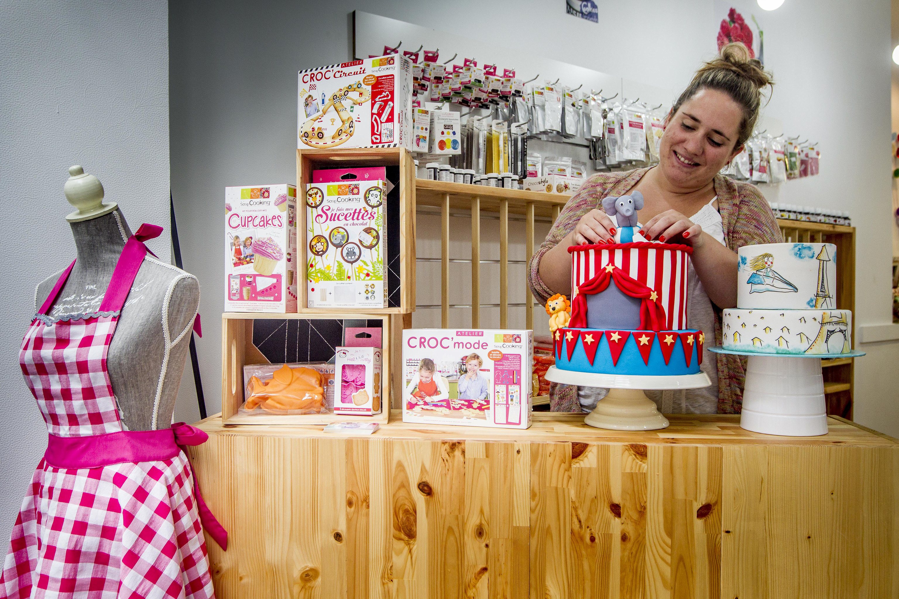 La propietaria de una tienda de dulces de Bilbao prepara una de las tartas de cumpleaños.